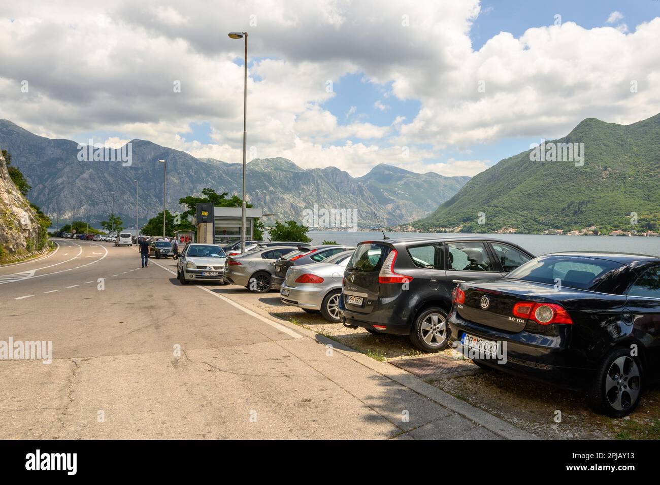 Perast, Monténégro - juin 2022 voitures garées sur la côte de la baie de Kotor au Monténégro Banque D'Images