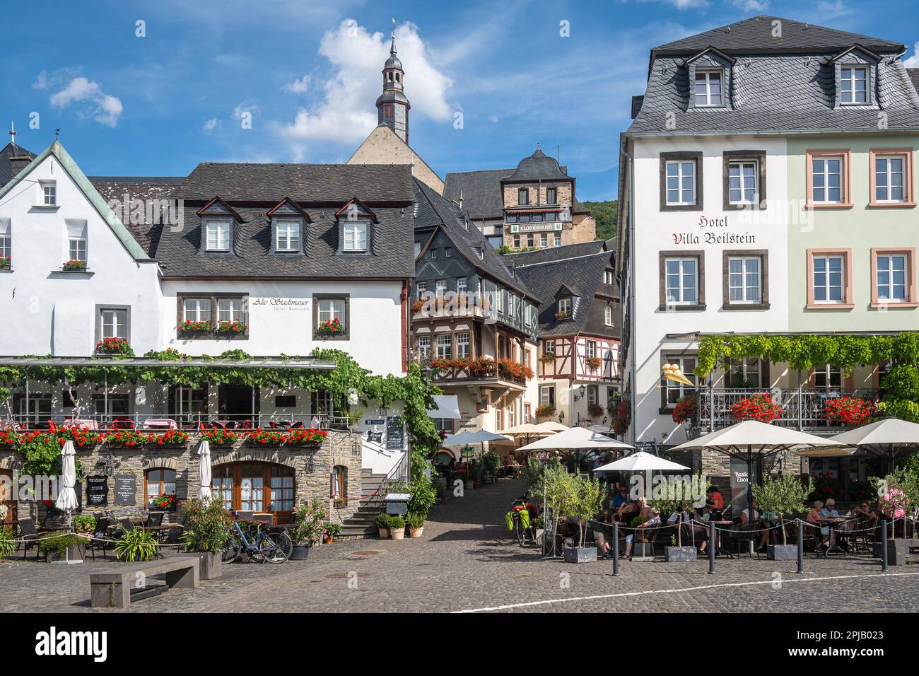 Vue sur Beilstein, un village typique situé dans la région viticole de la Moselle. Beilstein, Rhénanie-Palatinat, Allemagne, août 2022 Banque D'Images