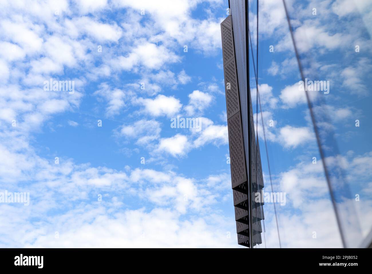 Ciel bleu et reflet sur le mur en verre du bâtiment de bureau Banque D'Images