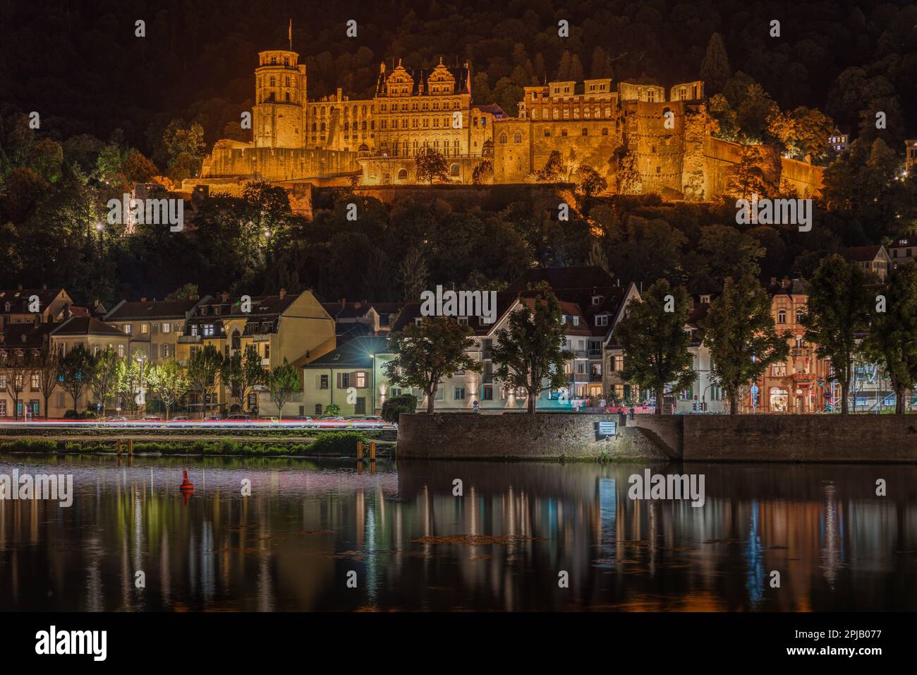 Illuminé Château de Heidelberg la nuit au-dessus de la rivière Neckar, Heidelberg, Bade-Wurtemberg, Allemagne Banque D'Images
