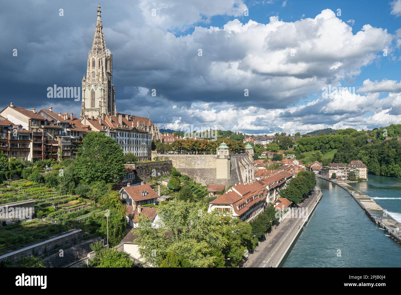 Horizon de la vieille ville de Berne le long de la rivière Aare avec la flèche distinctive de la cathédrale de Berne, Suisse, Banque D'Images