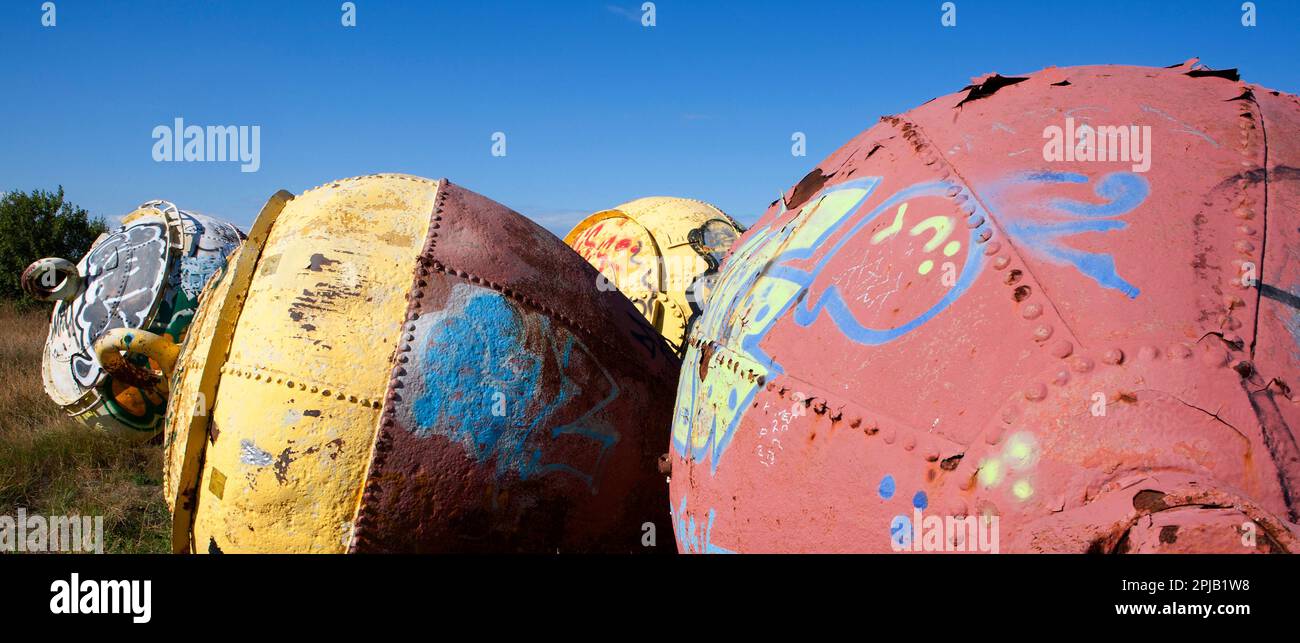 Bouées vintage avec graffiti sur le sol. Banque D'Images Bouées vintage avec graffiti sur le sol. Banque D'Images