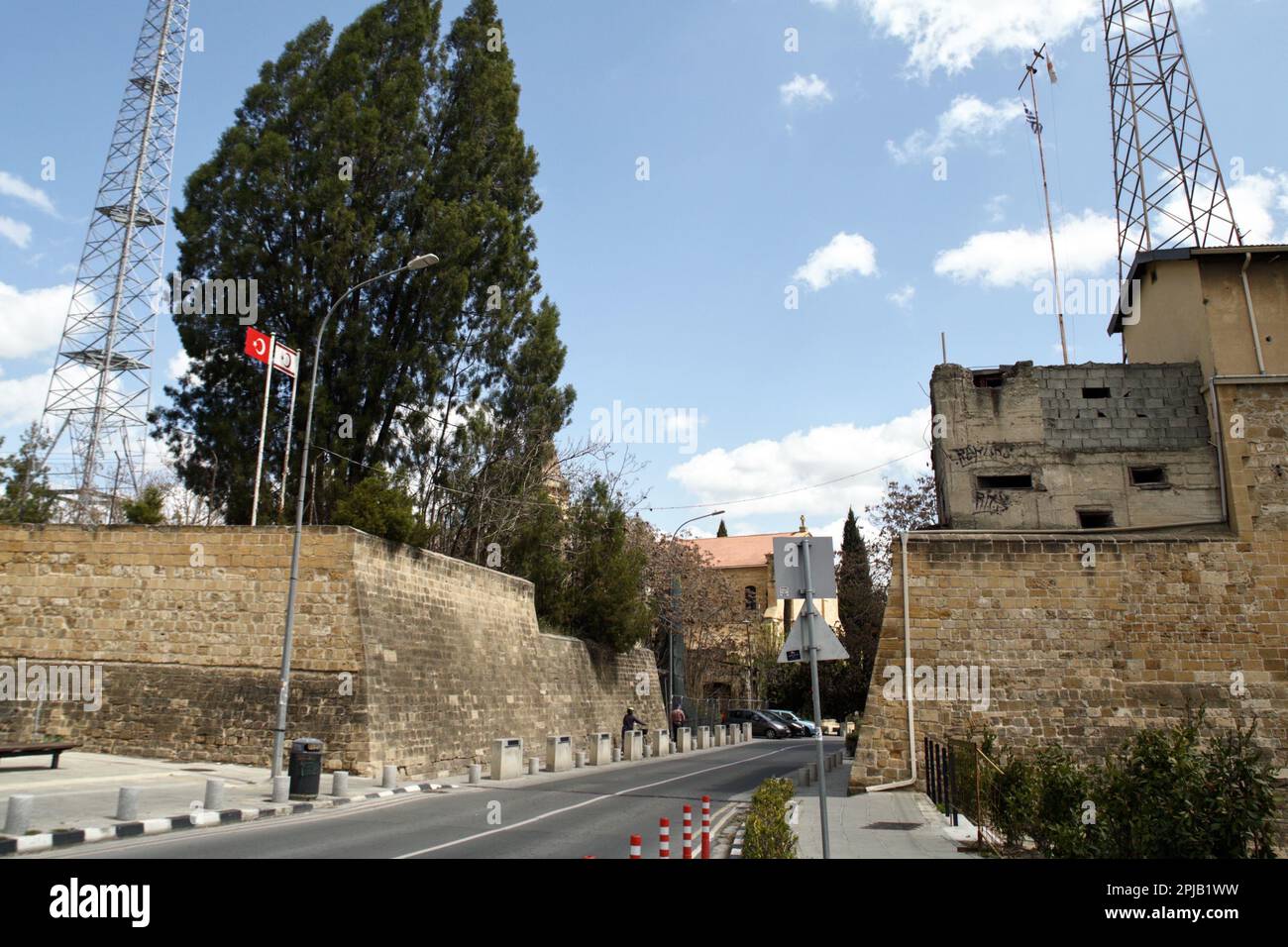 La rue Paphos passe entre la partie libre et occupée de Nicosie près de la porte Paphos, Nicosie, le 1 avril 2023. Le Ministère des affaires étrangères de Chypre a fait une déclaration concernant les travaux à l'intérieur de la zone tampon où la "République turque de Chypre-Nord" construit un stade de football. La zone tampon est un sol chypriote donné volontairement à l'ONU pour avoir facilité son devoir de maintien de la paix et, selon la déclaration, le Gouvernement chypriote n'a jamais donné d'autorisation pour les travaux à l'intérieur de la zone tampon et exige de la Force d'agir en conséquence. (Photo Kostas Pikoulas/SIPA USA). Banque D'Images