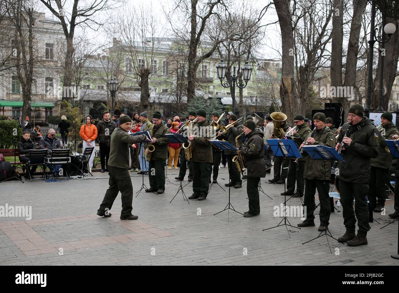 Odessa, Ukraine. 01st avril 2023. Oleksandr Fedorchuk ( L), chef de l'Orchestre de la Garde nationale d'Ukraine et de l'Orchestre de la Garde nationale d'Ukraine d'Odessa, se produit devant le public dans le jardin de la ville. Crédit : SOPA Images Limited/Alamy Live News Banque D'Images