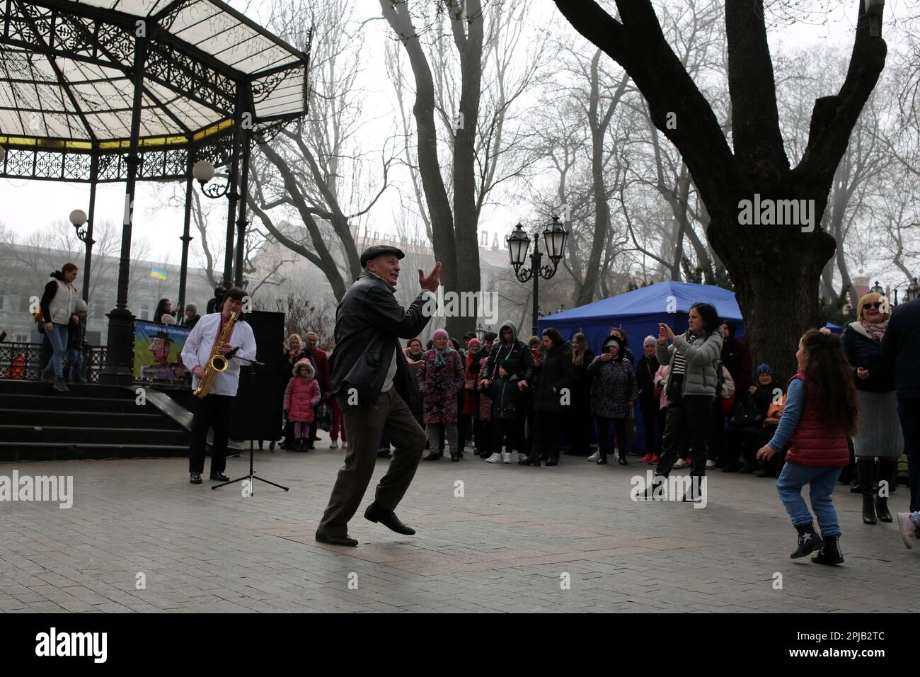 Odessa, Ukraine. 01st avril 2023. Les gens sont vus danser tout en écoutant la performance de Sergei Yasinsky ( L) - artiste de l'Orchestre philharmonique régional d'Odessa nommé d'après. D. Oistrakh. (Photo de Viacheslav Onyshchenko/SOPA Images/Sipa USA) crédit: SIPA USA/Alay Live News Banque D'Images