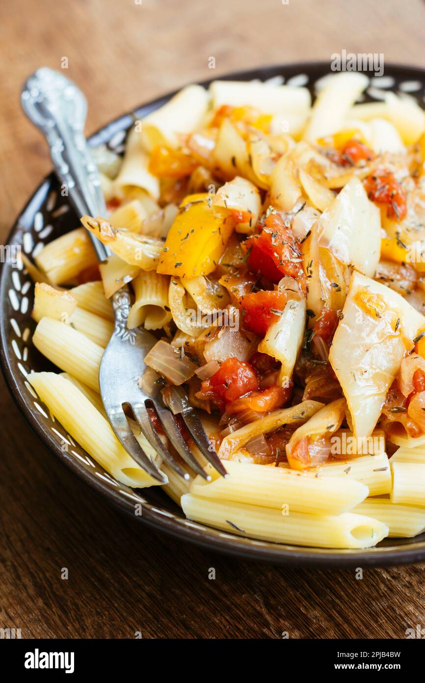 Penne pâtes avec poivrons et tomates en cire hongroise. Banque D'Images