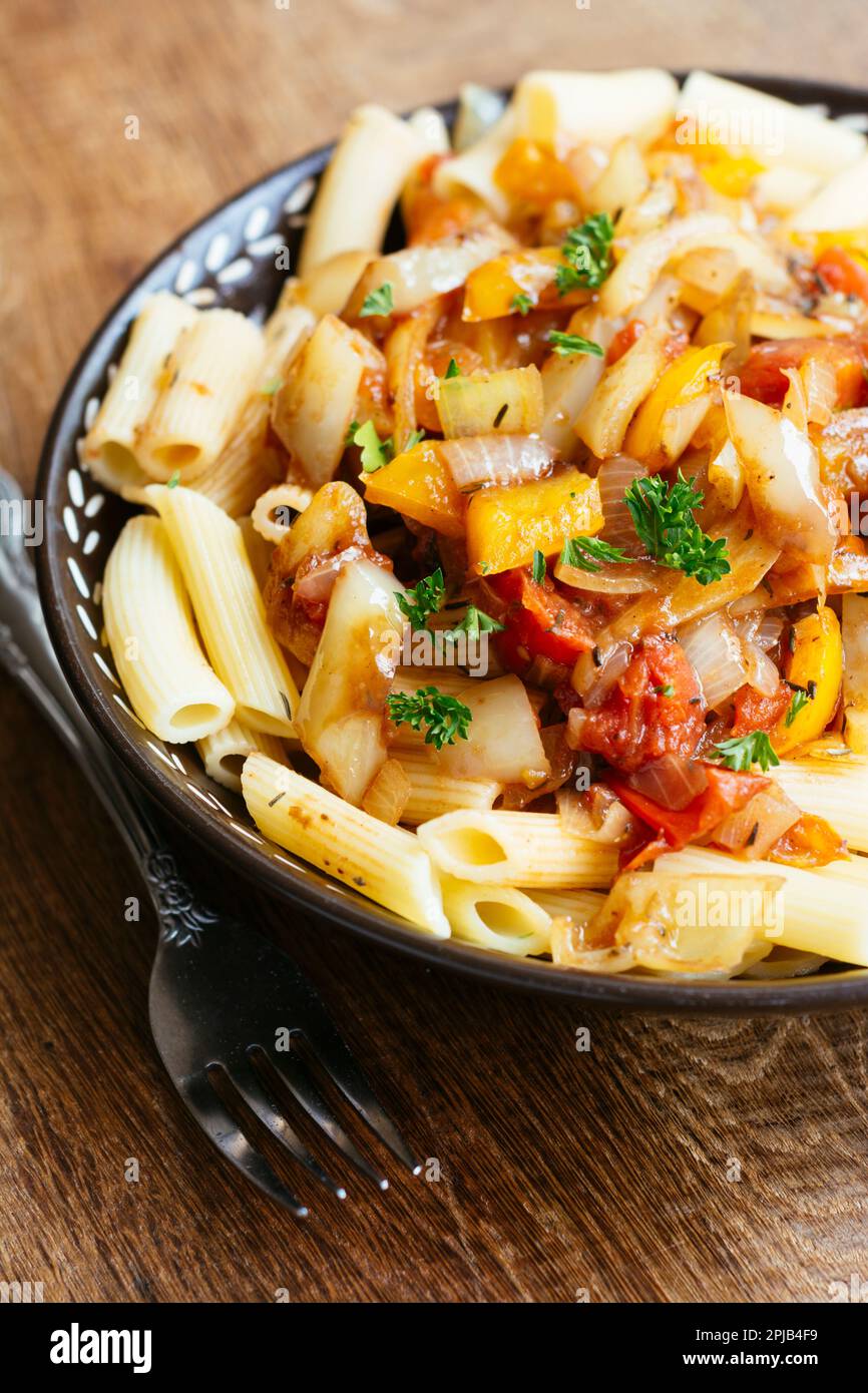 Penne pâtes avec poivrons et tomates en cire hongroise. Banque D'Images