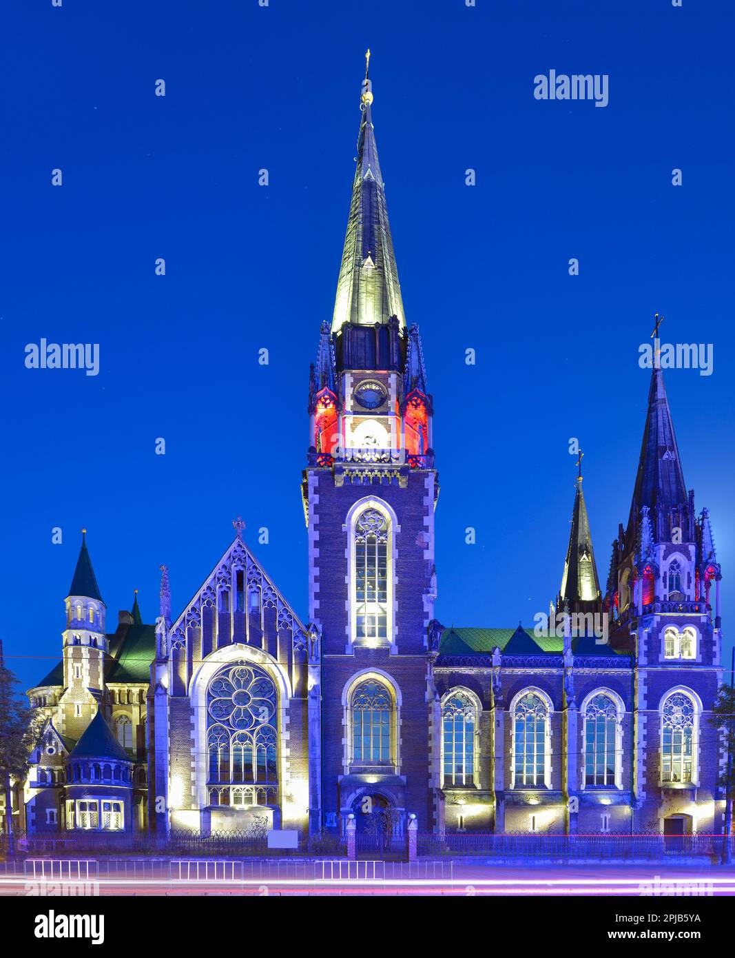 Vue pittoresque en soirée sur l'ancienne église de STS. Olha et Elizabeth à Lviv, Ukraine. Banque D'Images