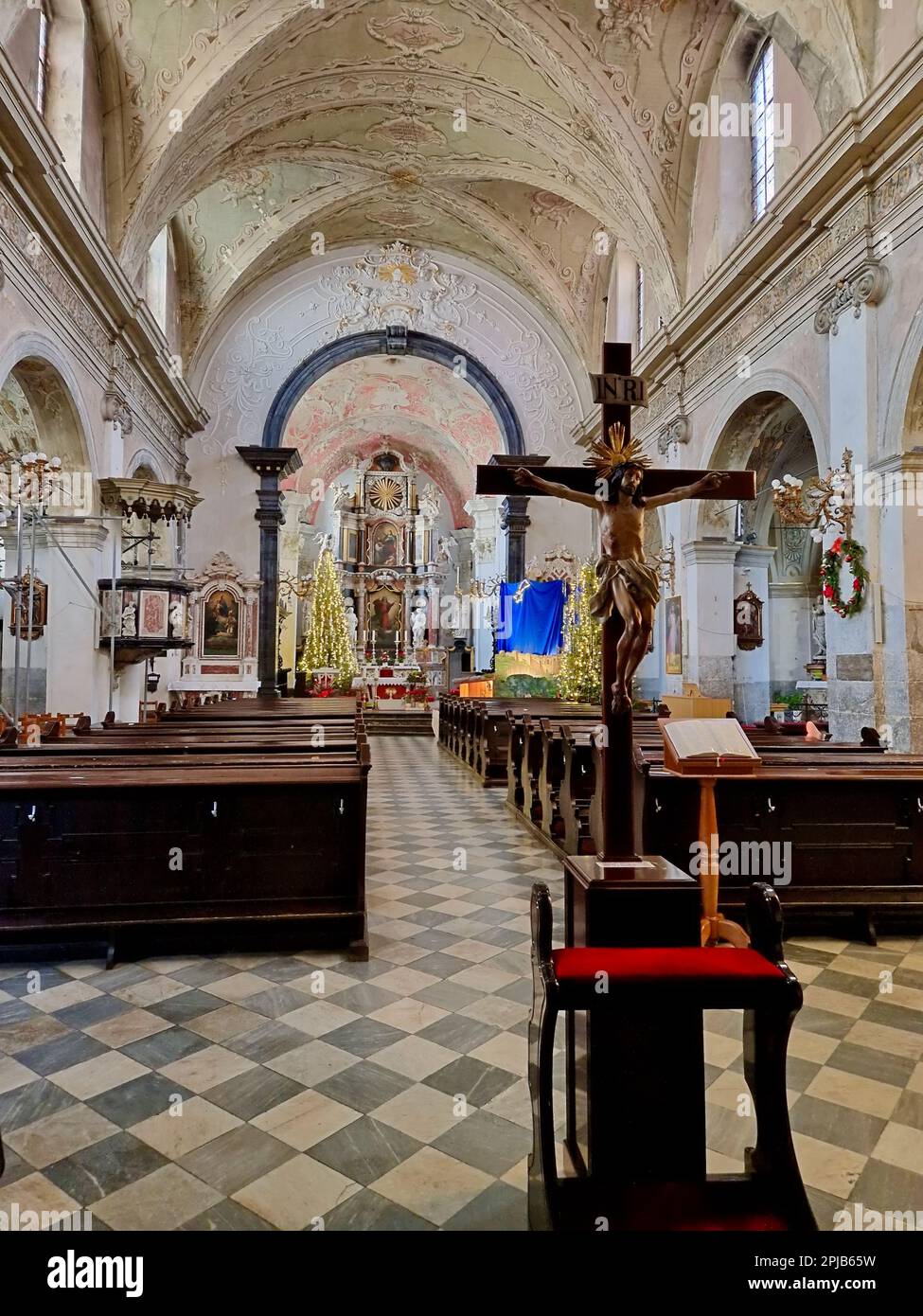 RIJEKA,CROATIE - JANVIER,2023 Église de l'Assomption de la Sainte Vierge Marie.intérieur de l'église chrétienne avec croix et Jésus. Banque D'Images