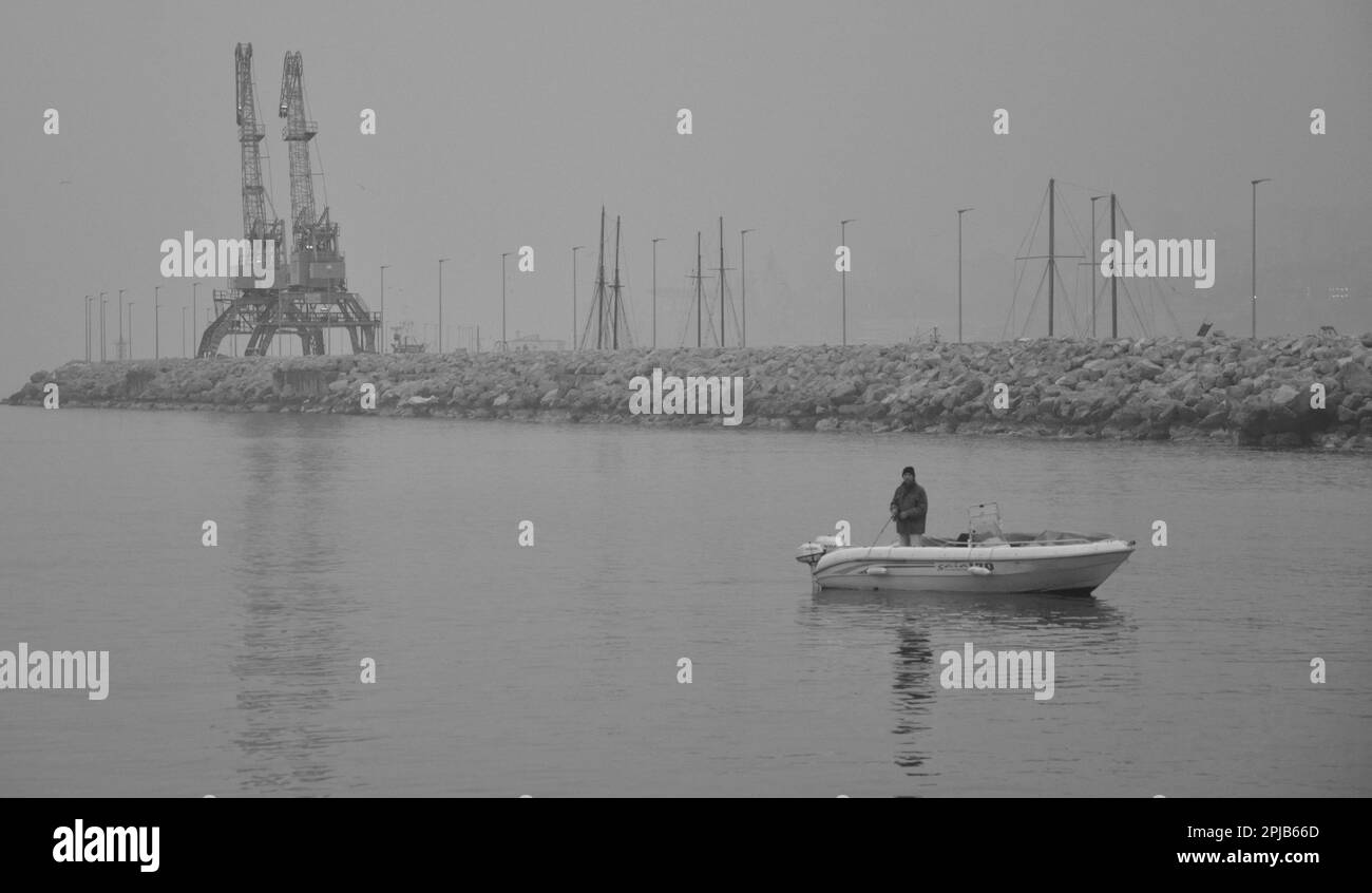 Rijeka, Croatie janvier 2023.bateau de pêche redirigeant vers le port par temps brumeux. Pêcheur dans le bateau près du port de Rijeka Banque D'Images
