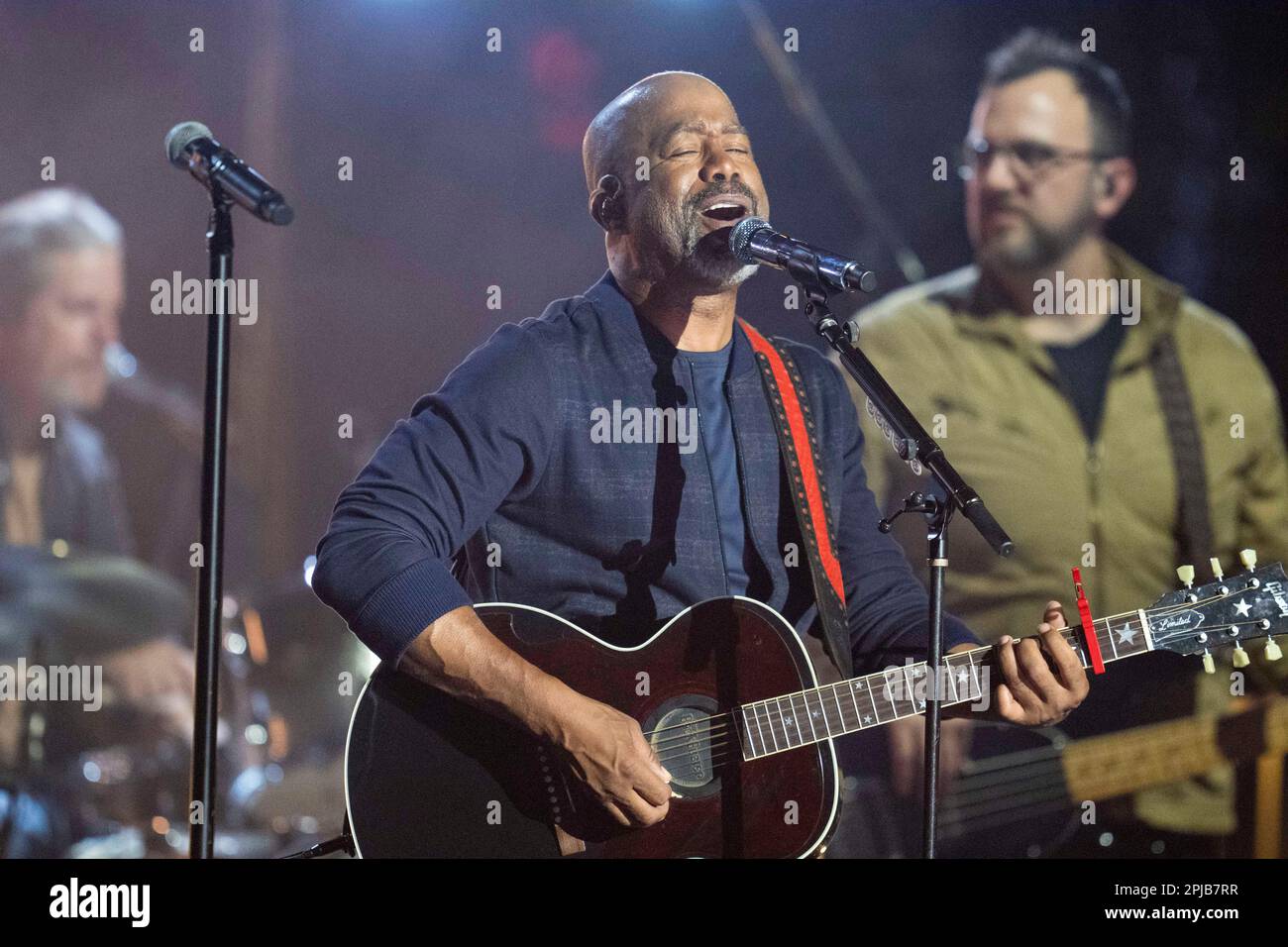 Austin Texas États-Unis, 31 mars 2023 : le chanteur de country et pop DARIUS RUCKER (c) s'associe au groupe rock & roll The Black Crowes pour un enregistrement du carrefour de Country Music Television (CMT) dans le centre-ville d'Austin. Crédit : Bob Daemmrich/Alay Live News Banque D'Images