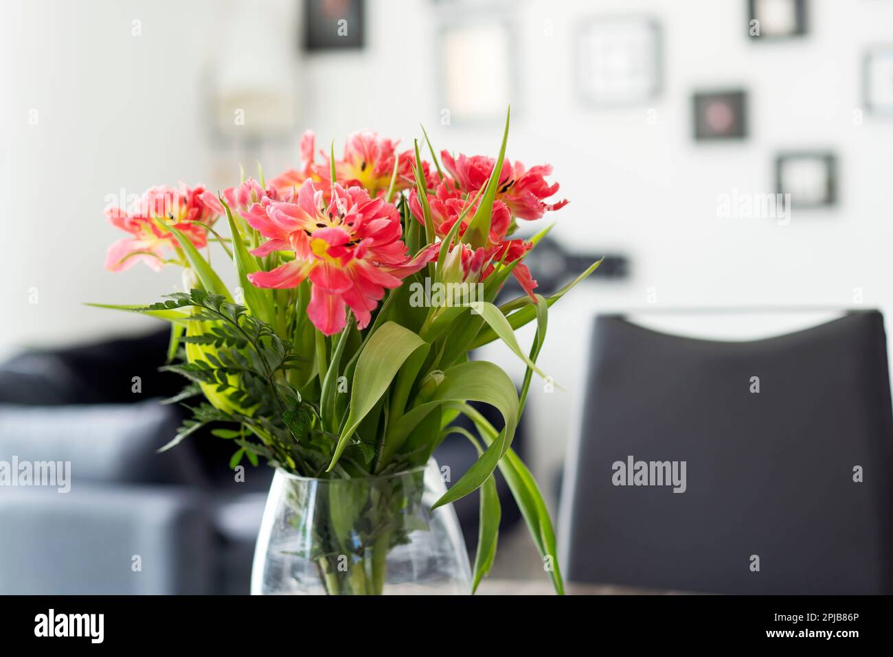 Bouquet de fleurs dans un salon, France Banque D'Images