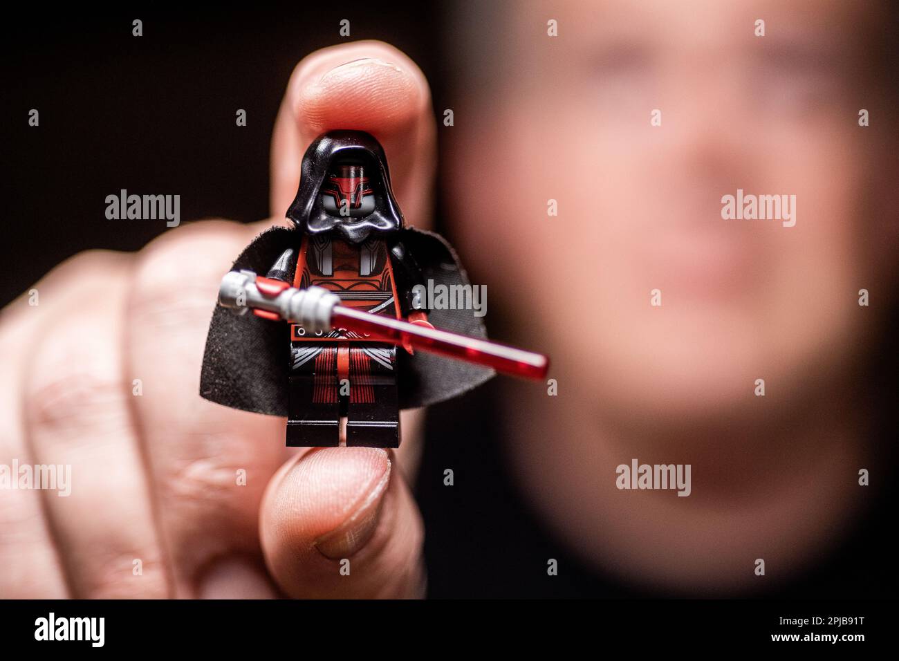 Scott Brown de Canton et sa collection Lego. La photo montre la petite figurine Darth Revan, la plus précieuse de Scott. Banque D'Images