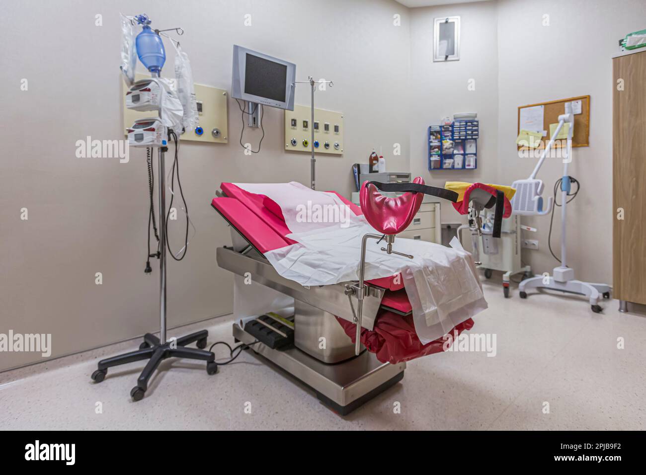 Gynécologie dans la salle de gynécologie clinique, à l'intérieur de la clinique de génicologie. Chaise de maternité dans le service obstétrique chirurgical. Président pour l'inspection de p Banque D'Images