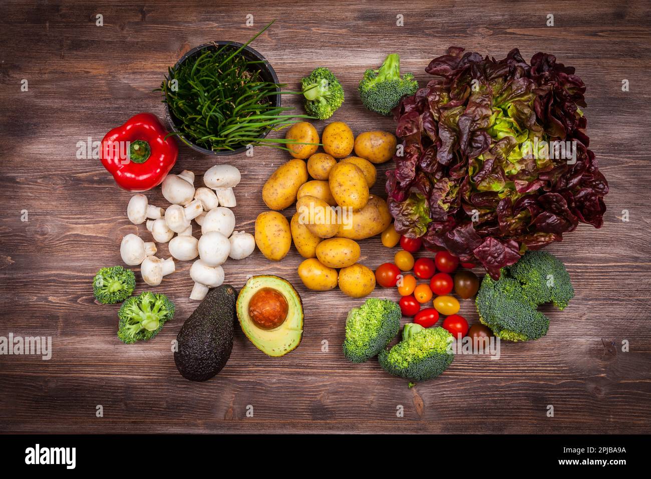 Assortiment de légumes crus sur fond de bois Banque D'Images