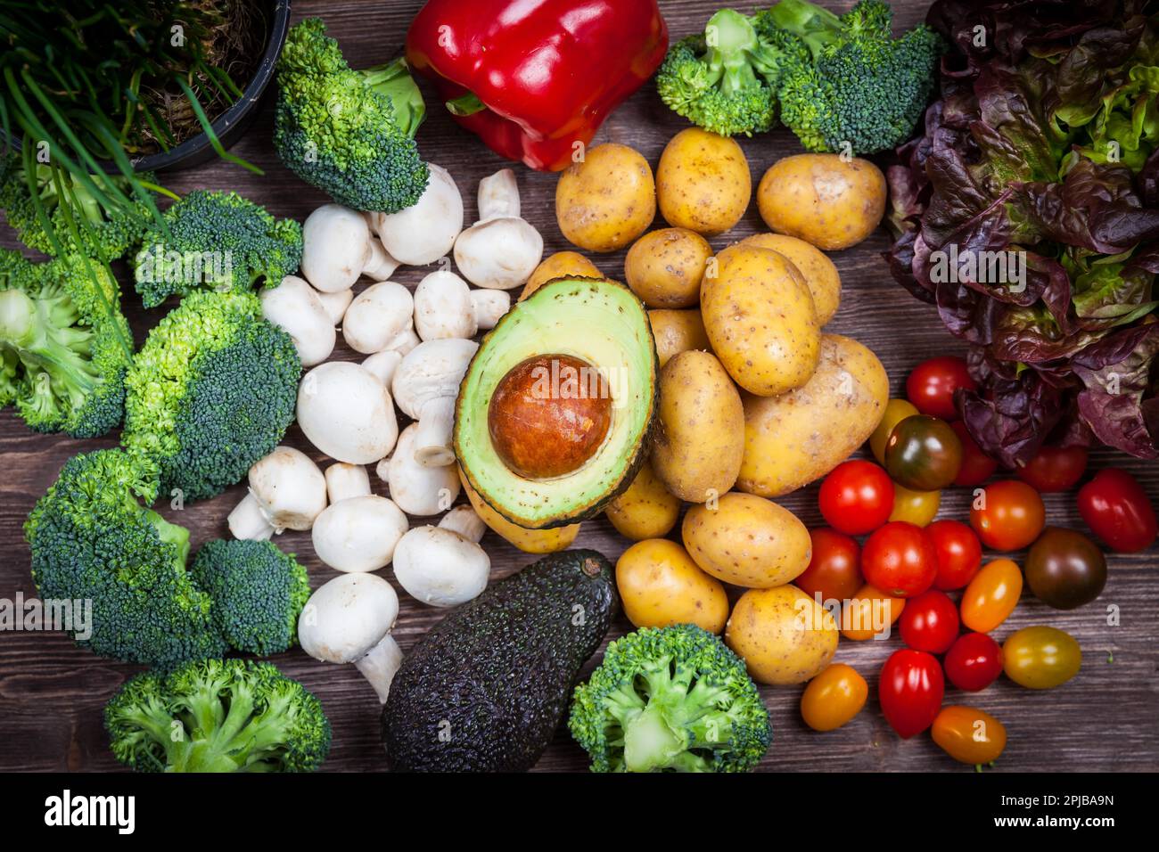 Assortiment de légumes crus sur fond de bois Banque D'Images