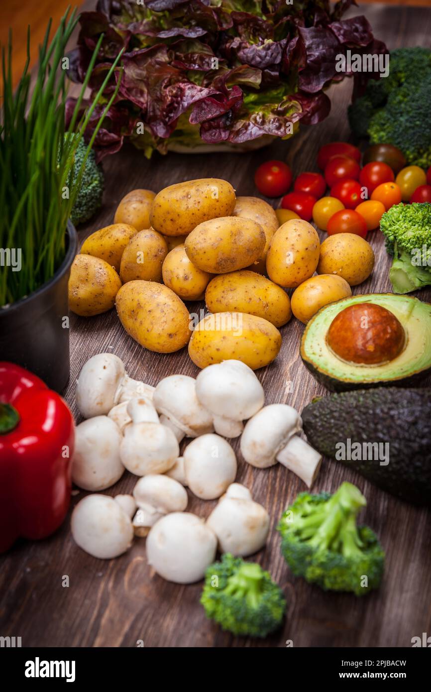Assortiment de légumes crus sur fond de bois Banque D'Images