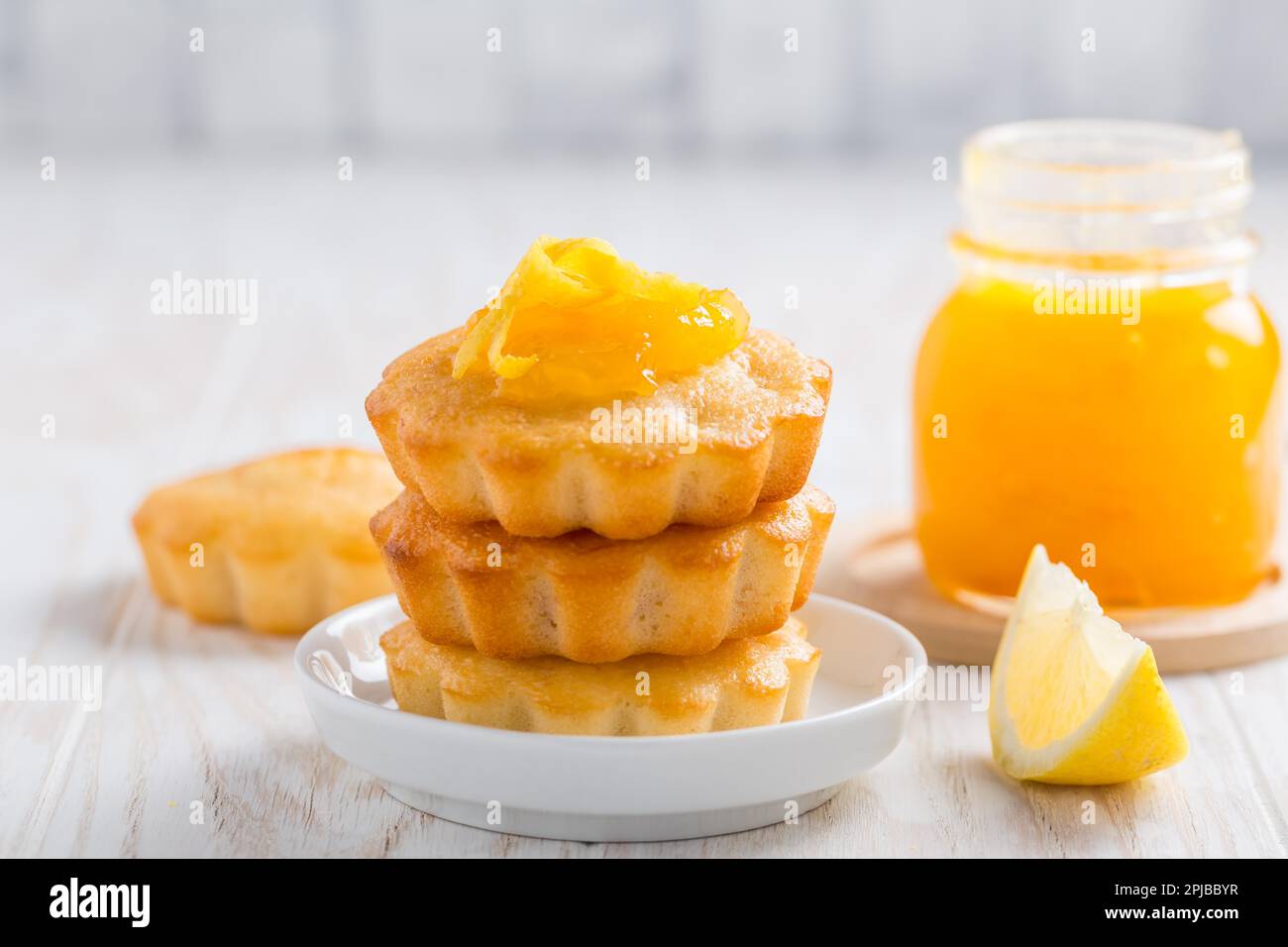 Tartes au citron maison sur une table de cuisine Banque D'Images