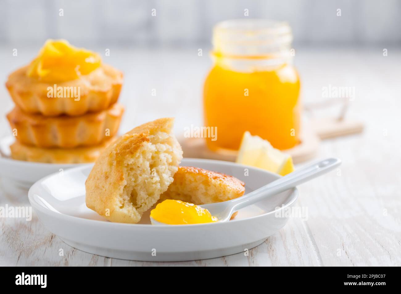 Tartes au citron maison sur une table de cuisine Banque D'Images