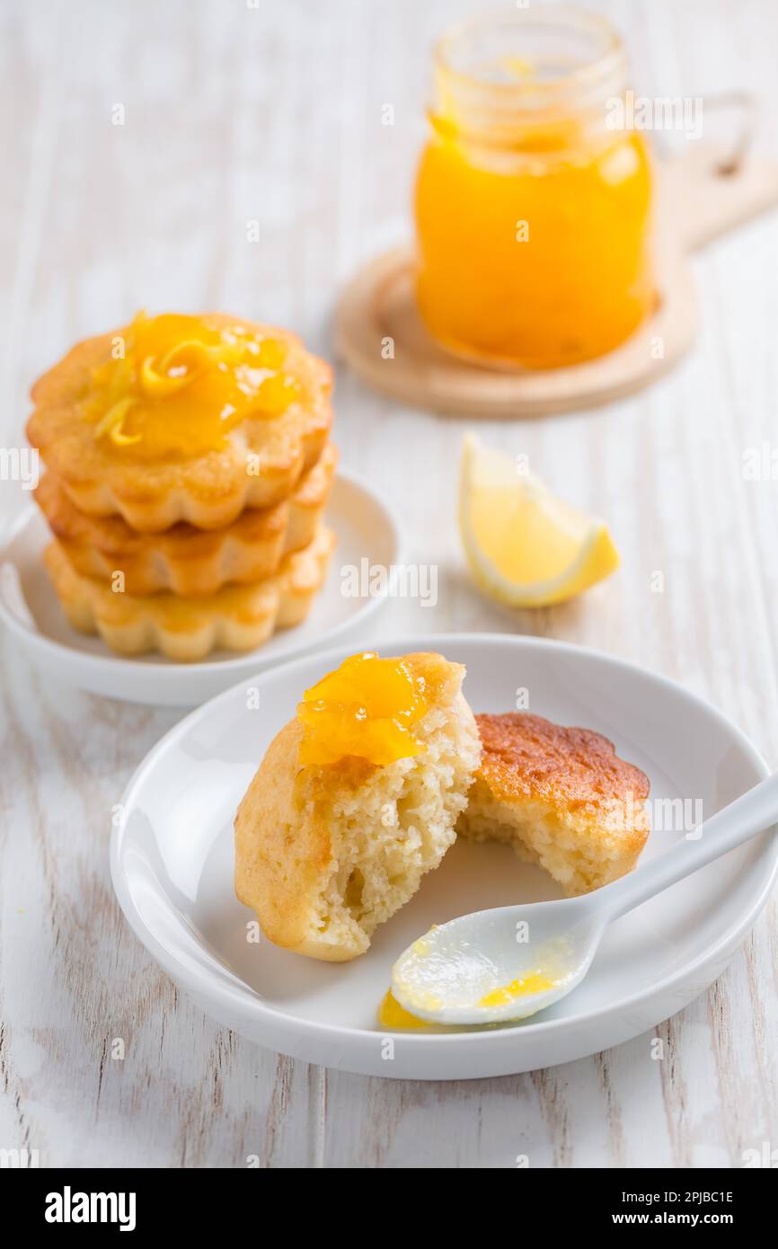Tartes au citron maison sur une table de cuisine Banque D'Images