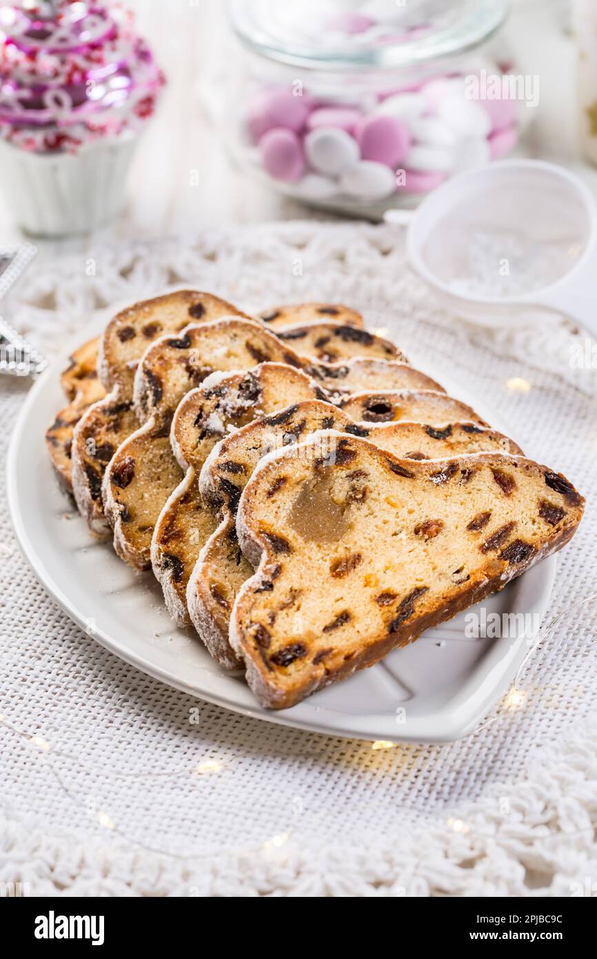 Pistron de Noël traditionnel avec sucre glace. Gâteau de Noël. Pain de Noël allemand Banque D'Images