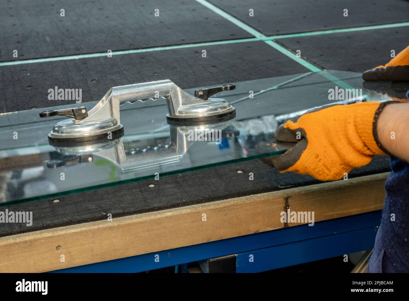 Ventouse en verre fixée à un morceau de verre épais, outil industriel spécialisé, travail du verre, métier de Glazier Banque D'Images