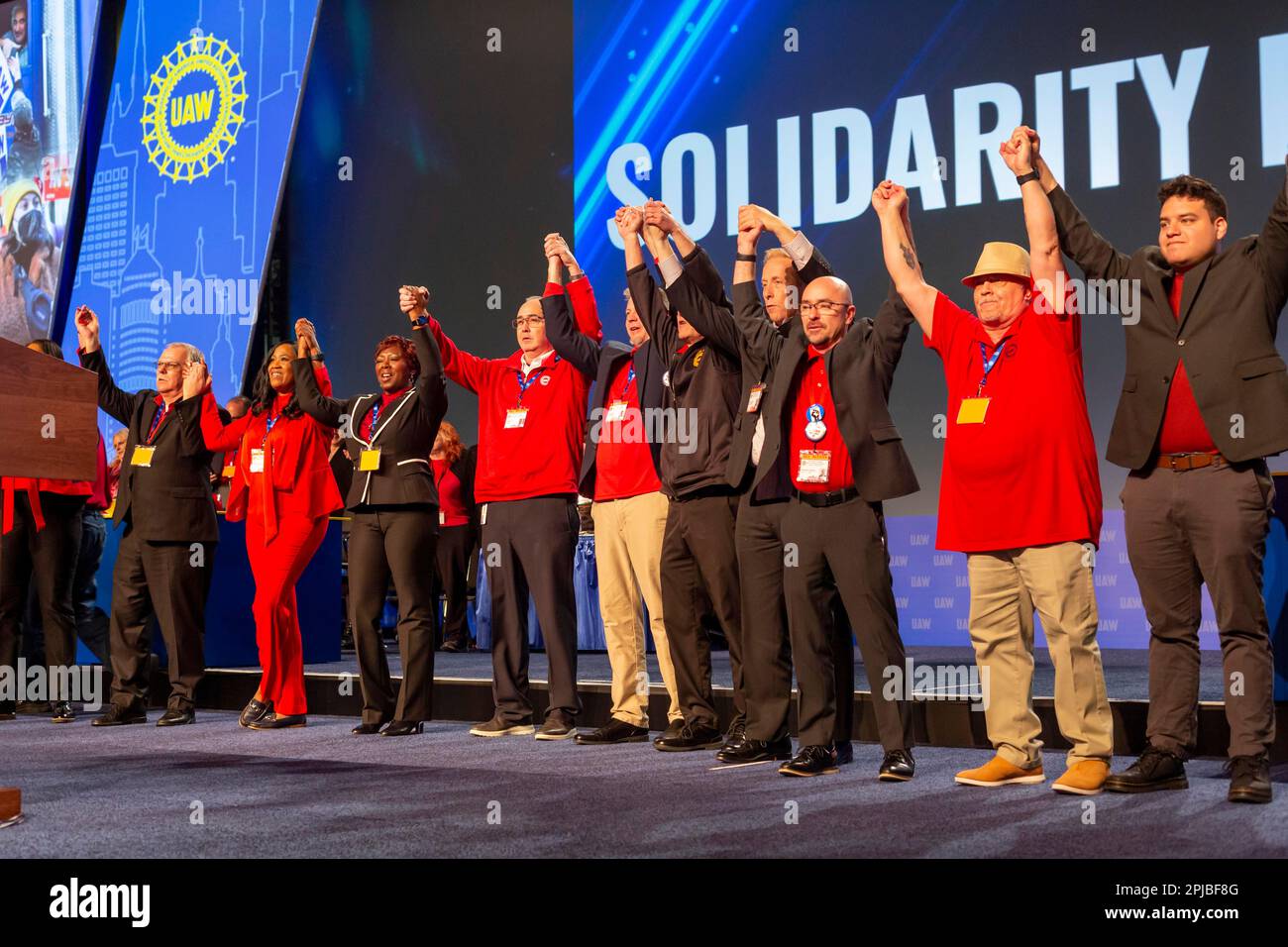 Detroit, Michigan États-Unis, 29 mars 2023, les membres du conseil exécutif des travailleurs Unis de l'automobile chantent Solidarnosc pour toujours à la fin de la négociation des UAWs Banque D'Images