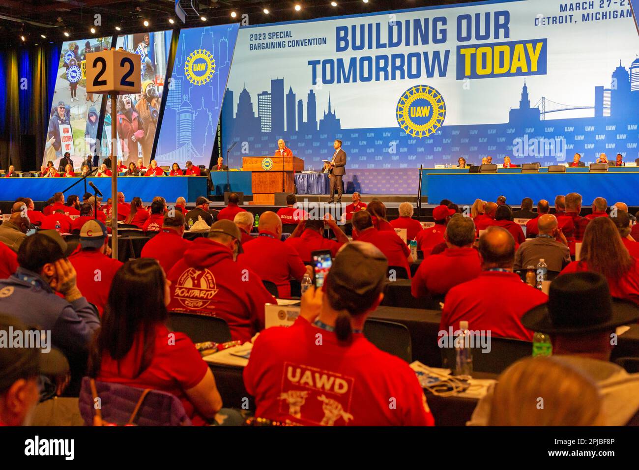 Detroit (Michigan) États-Unis, le 29 mars 2023, le président des travailleurs Unis de l'automobile, Shawn Fain, prend la parole à la fin de la convention de négociation des UAWs. La convention Banque D'Images