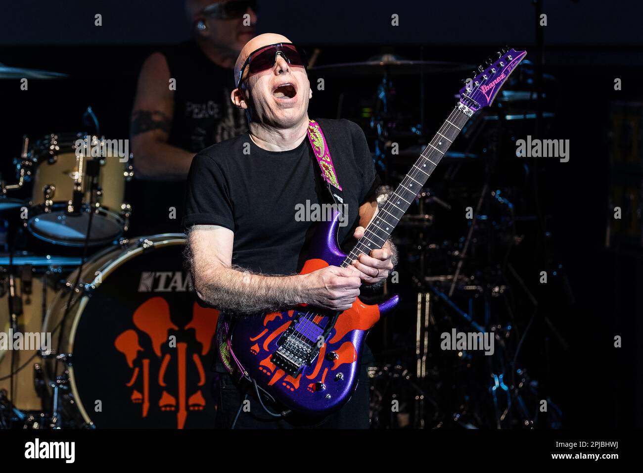 Le guitariste Joe Satriani joue en direct le 1 avril 2023 en ouvrant sa tournée européenne à Oslo Banque D'Images