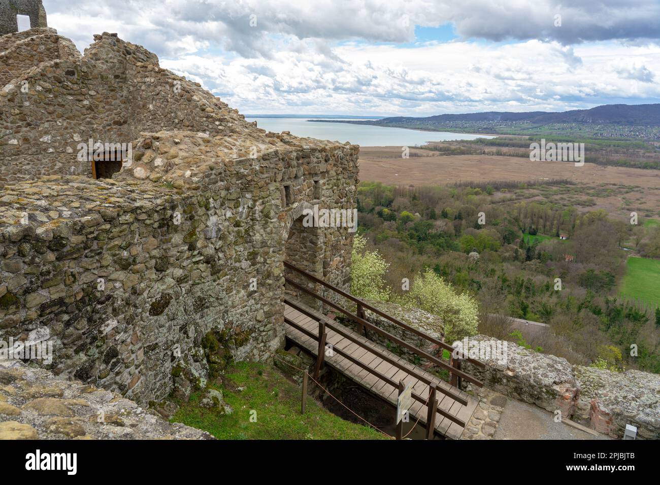 Forteresse du château de Szigliget à côté du lac Balaton avec vue magnifique sur le bassin de Tapolca Banque D'Images