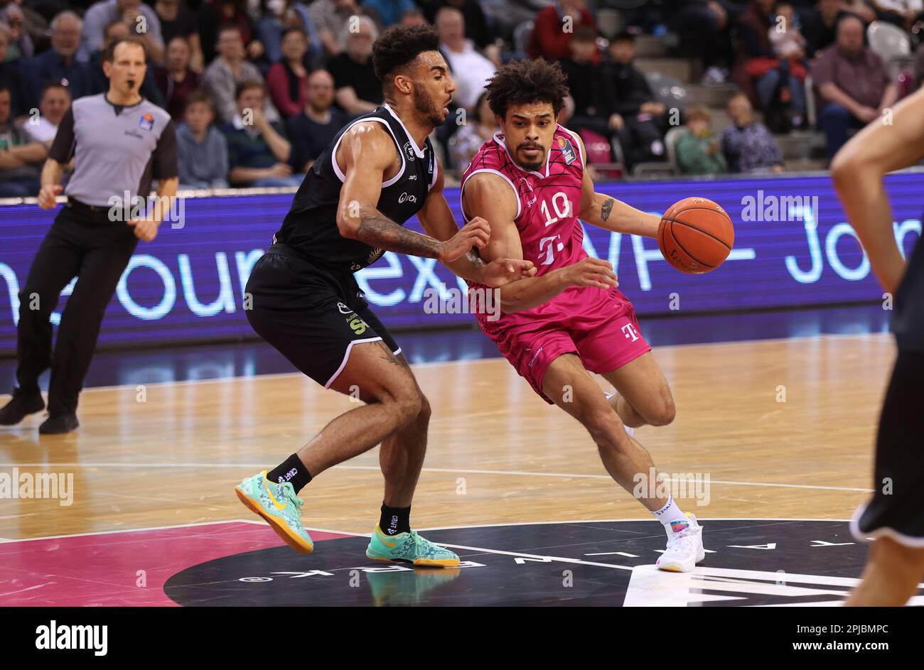 Anthony poli (Hambourg), Collin Malcolm (Bonn), Bonn, Allemagne. 01st avril 2023. Telekom Dome, Basketball Bundesliga, Matchday 26, Telekom paniers Bonn vs Veolia Towers Hamburg. Crédit : Juergen Schwarz/Alay Live News Banque D'Images