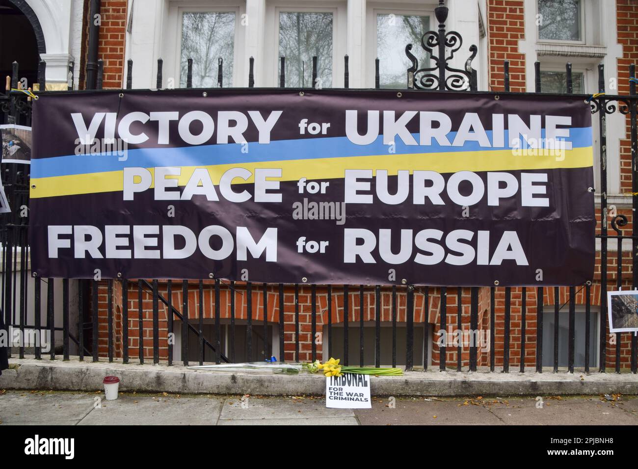 Londres, Royaume-Uni. 1st avril 2023. Des manifestants se sont rassemblés devant l'ambassade de Russie à Londres pour une manifestation organisée par la Société démocratique russe pour rappeler les victimes de ce que Kiev appelle un « massacre » par les forces russes à Bucha, à l'occasion du premier anniversaire du retrait de l'armée russe de la ville d'Ukraine. Banque D'Images