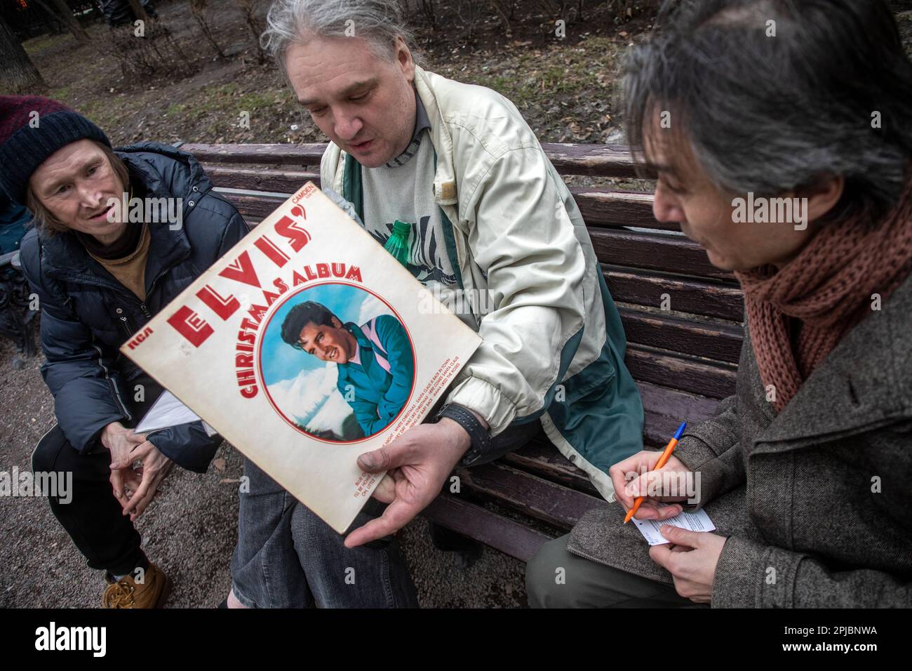 Moscou, Russie. 1st avril 2023. Les gens regardent de vieux records de musique lors de la rencontre informelle annuelle des hippies et autres fans de sous-cultures souterraines sur le boulevard Gogogolevsky, dans le centre de la ville de Moscou, en Russie Banque D'Images