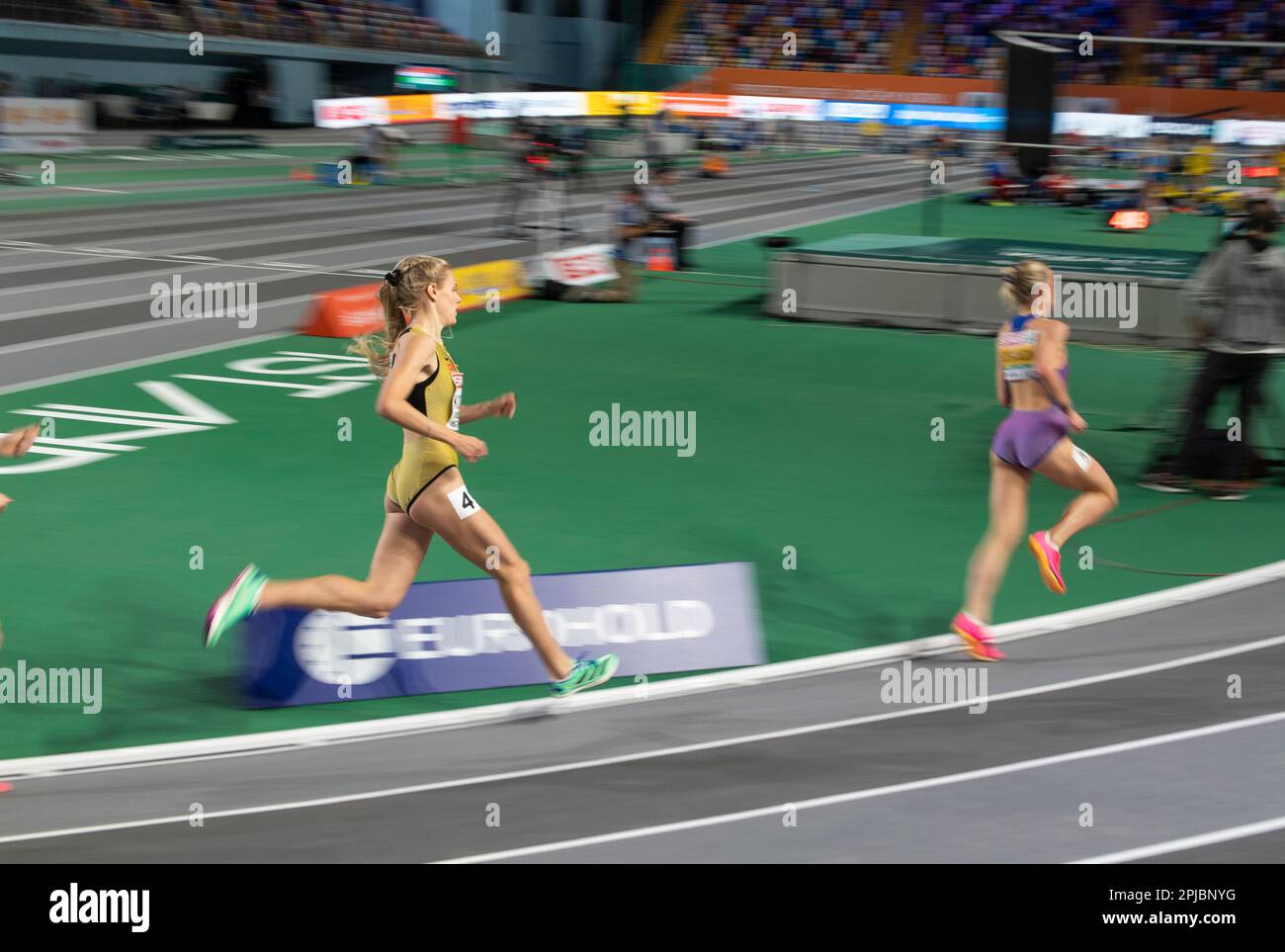Keely Hodgkinson, de Grande-Bretagne et de ni, et Majtie Kolberg, d’Allemagne, en compétition pour les épreuves féminines de 800m au Championnat européen d’athlétisme en salle Banque D'Images