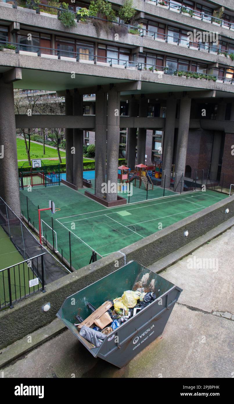 Aire de jeux pour enfants du Barbican Center London avec billet coupe-bavoir Banque D'Images