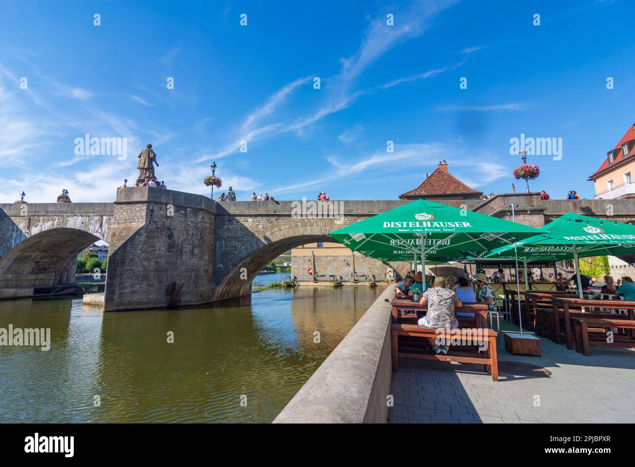 Würzburg: rivière main, Alte Mainbrücke (ancien pont principal), restaurant à Unterfranken, Basse-Franconie, Bayern, Bavière, Allemagne Banque D'Images