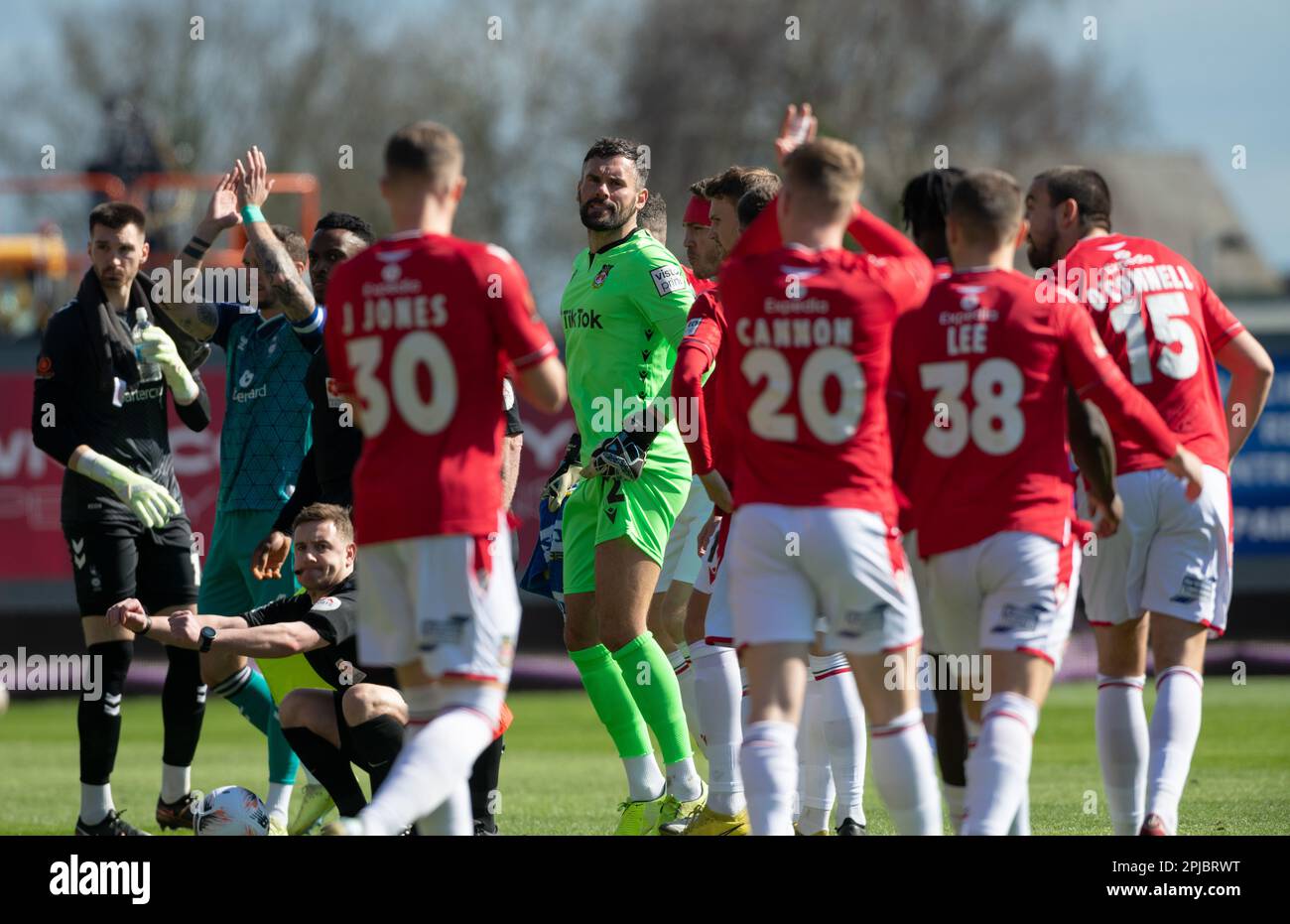 Wrexham, Wrexham County Borough, pays de Galles. 1st avril 2023. Les équipes de Wrexham et Oldham sortent et s'alignent avant le coup d'envoi, pendant le club de football de la Wrexham Association V Oldham Athletic Association au terrain de course, dans la Vanarama National League. (Image de crédit : ©Cody Froggatt/Alamy Live News) Banque D'Images