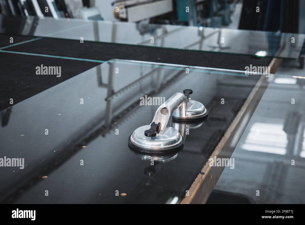 Ventouse en verre fixée à une grande vitre, outil industriel spécialisé, Glass Works Banque D'Images