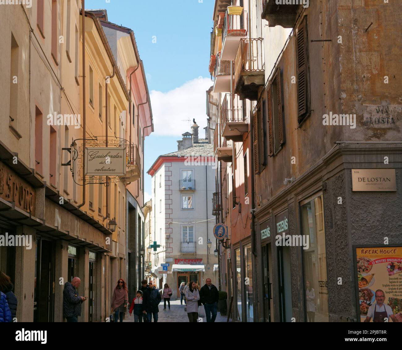 Rue dans la ville d'Aoste avec des cloisons pittoresques avec des balcons comme les gens vont autour de leur journée Banque D'Images