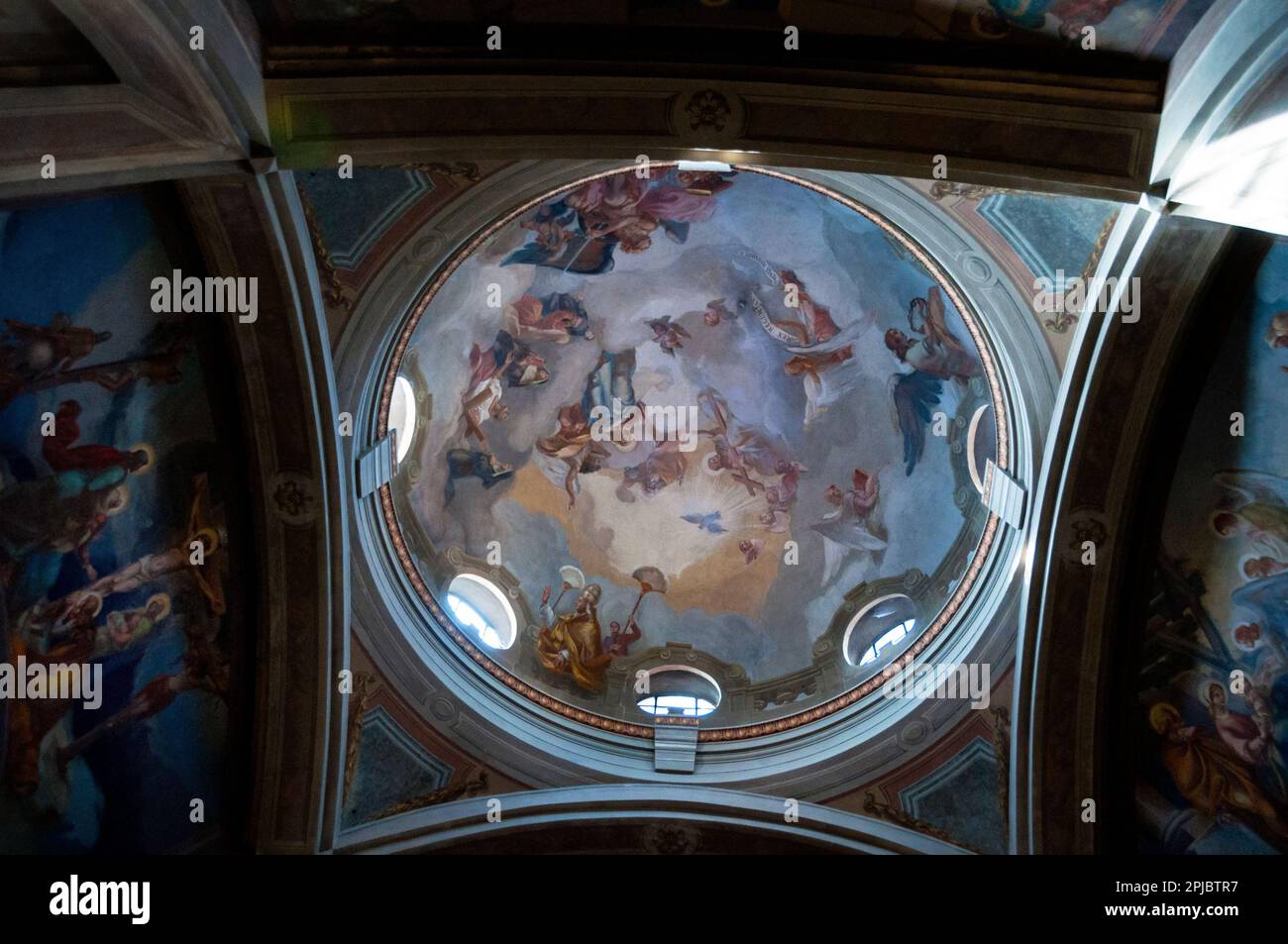 Baroque Chiesa di Sant'Andrea Apostolo ou église Saint Andrea Apôtre dans la ville perchée de Brunate, Italie. Banque D'Images