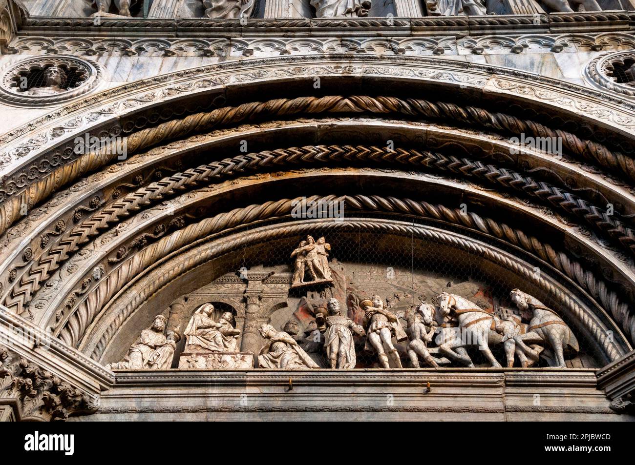 Archivolt sur le portail de Cattedrale di Santa Maria Assunta à Côme, ou Côme Duomo en Italie. Banque D'Images