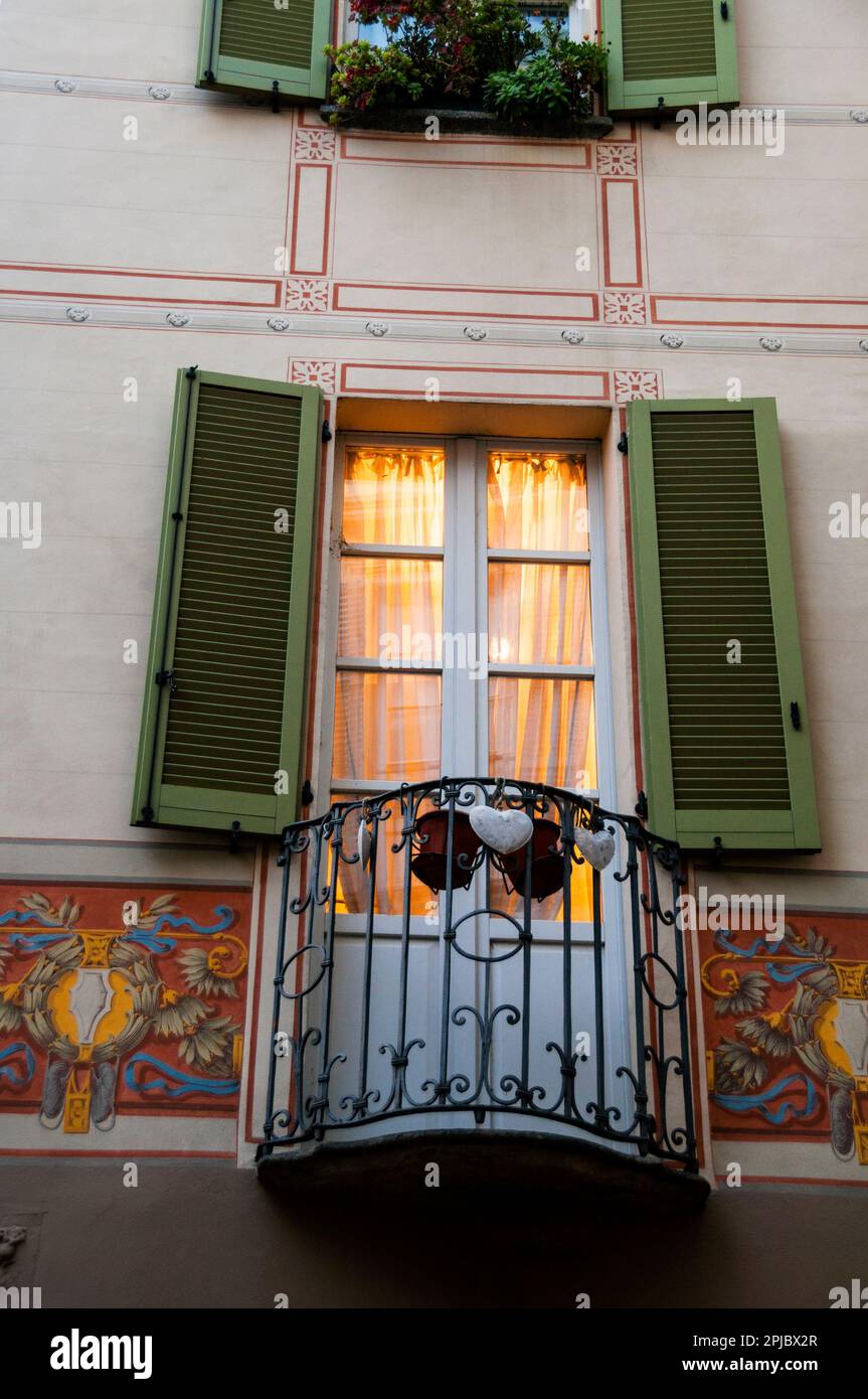 Frise peinte et balcon en fer incurvé à Côme, Italie. Banque D'Images