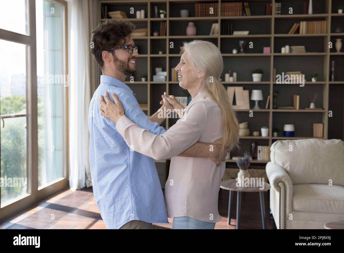 Gai adulte petit-fils Guy et vieux-grand-mère apprenant la danse sociale Banque D'Images