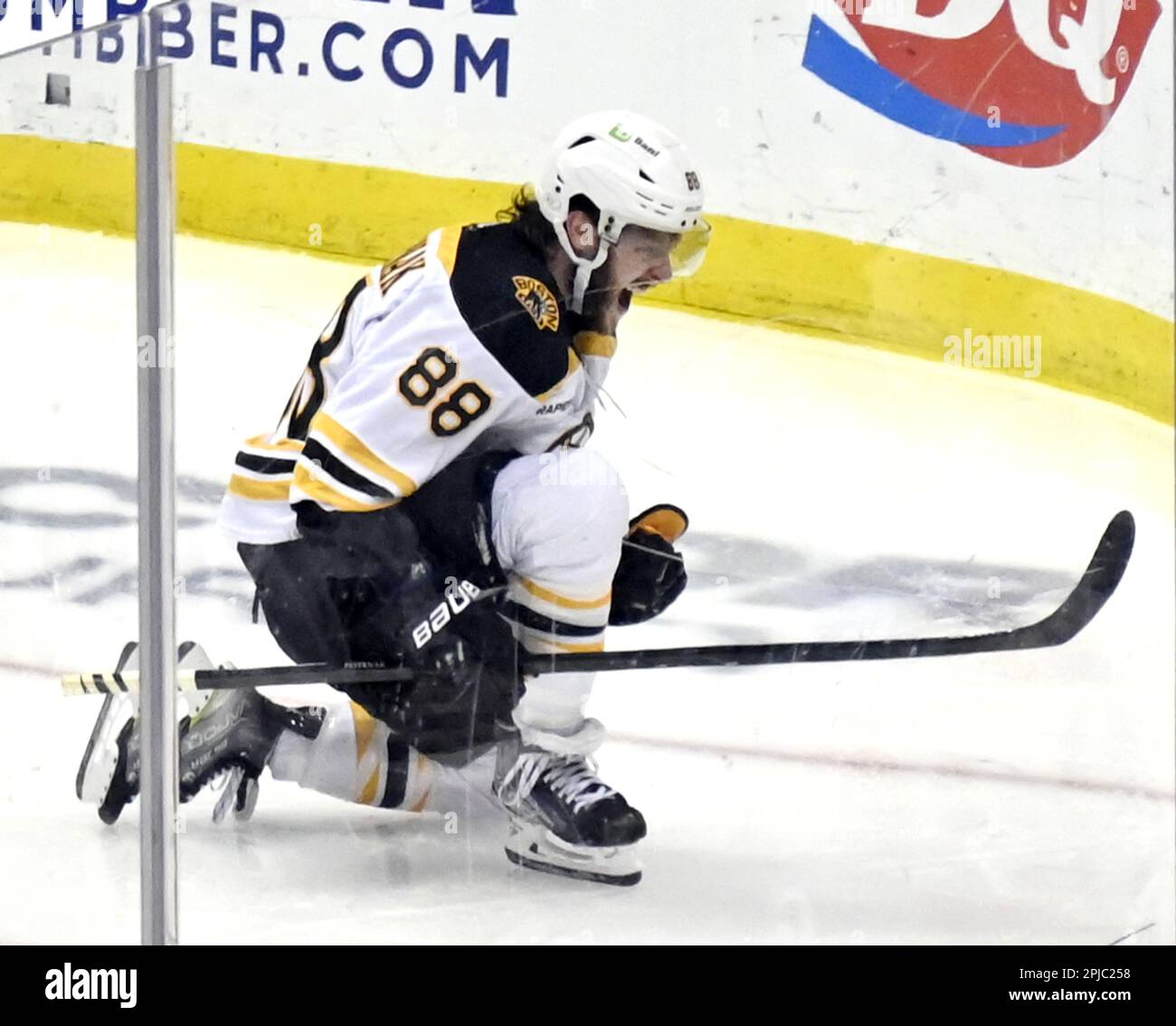 Pittsburgh, États-Unis. 01st avril 2023. L'aile droite des Bruins de Boston David Pastrnak (88) célèbre son but pendant la deuxième période contre les pingouins de Pittsburgh à la PPG Paints Arena de Pittsburgh, dimanche, 1 avril 2023. Photo par Archie Carpenter/UPI crédit: UPI/Alay Live News Banque D'Images