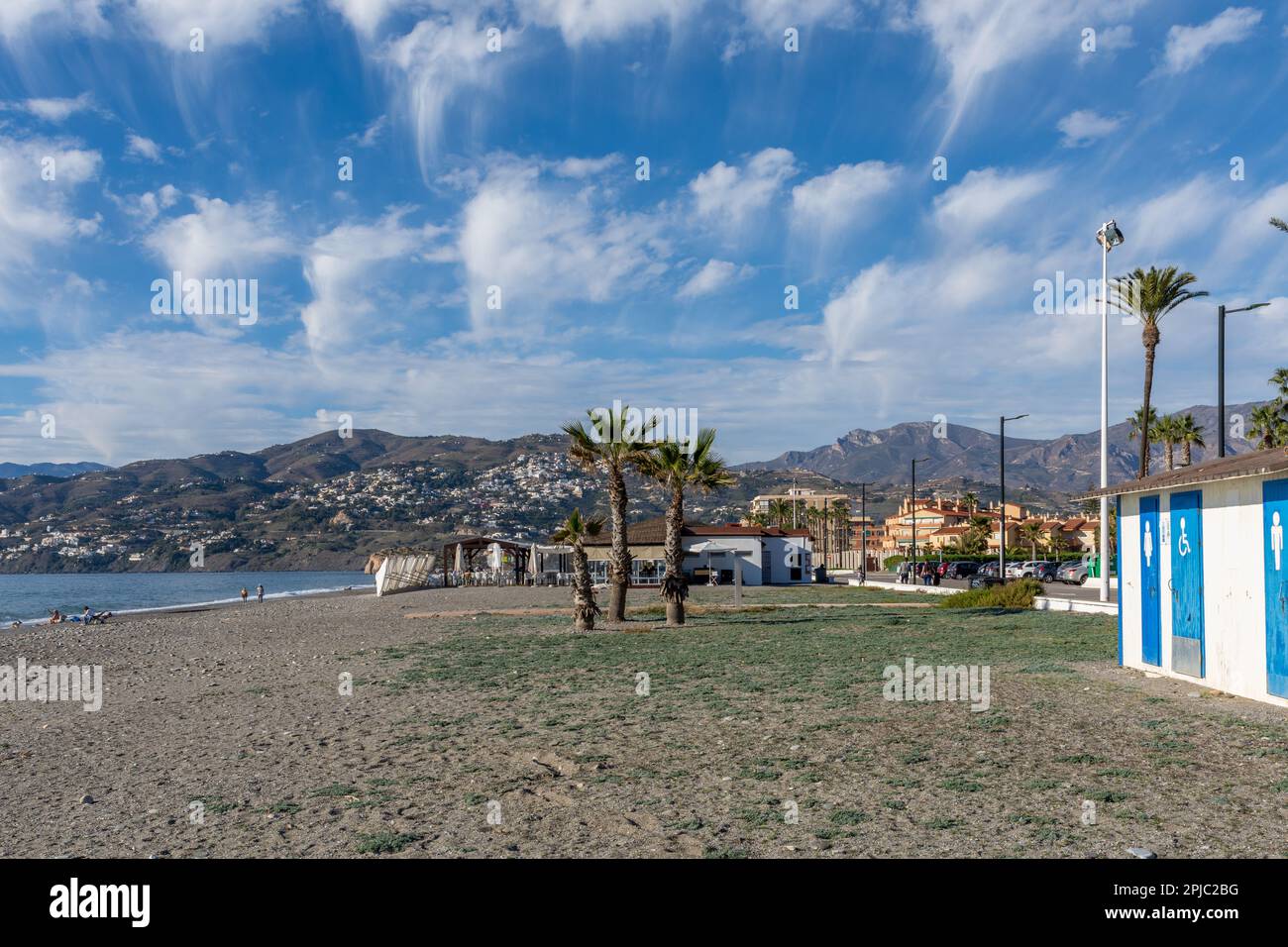 Salobreña, Espagne; janvier-11, 2023: Vue d'un chiringuito typique sur une plage sur la côte de Grenade (Espagne) avec les gens mangeant au bord de la mer Banque D'Images