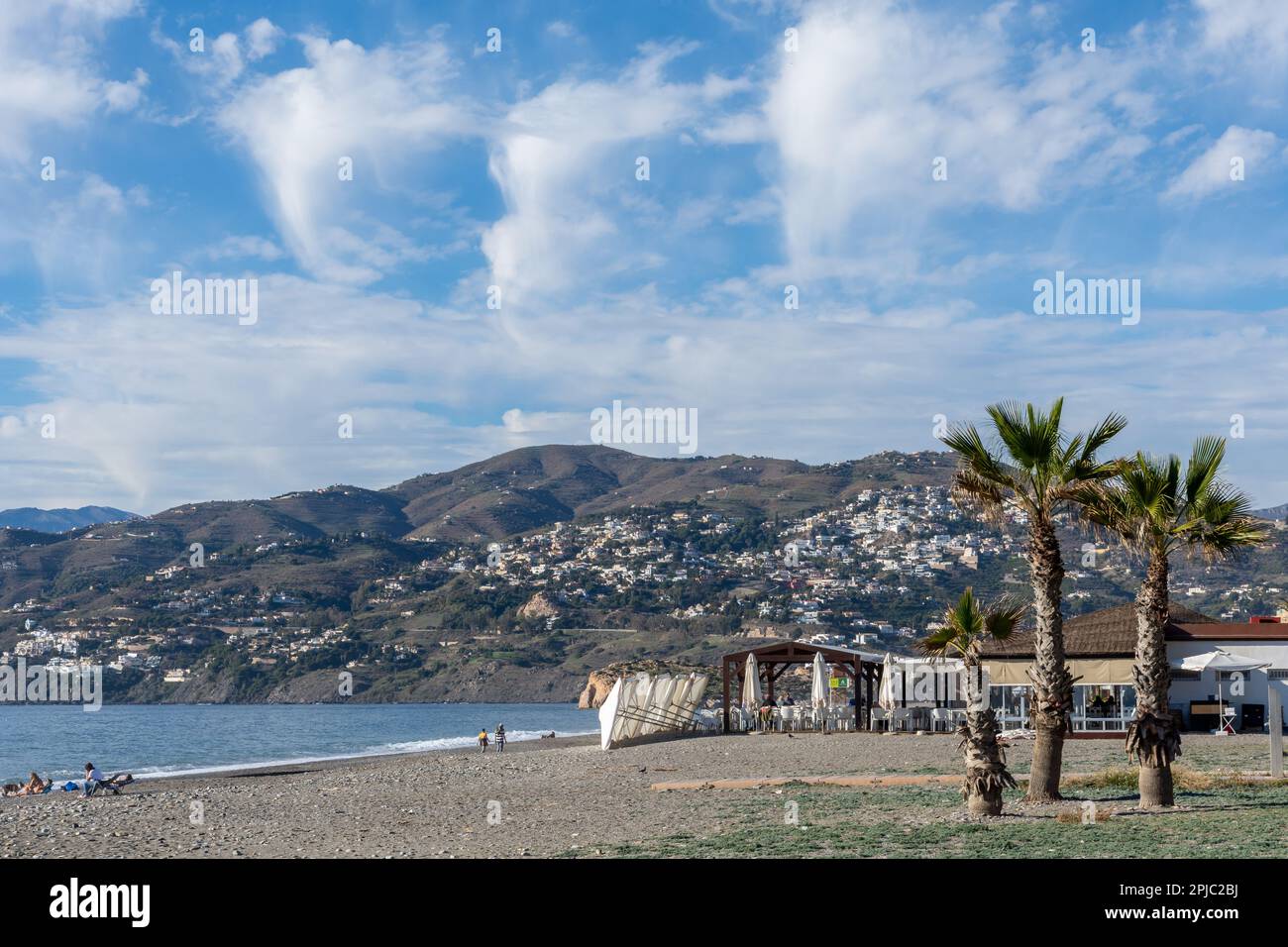 Salobreña, Espagne; janvier-11, 2023: Vue d'un chiringuito typique sur une plage sur la côte de Grenade (Espagne) avec les gens mangeant au bord de la mer Banque D'Images