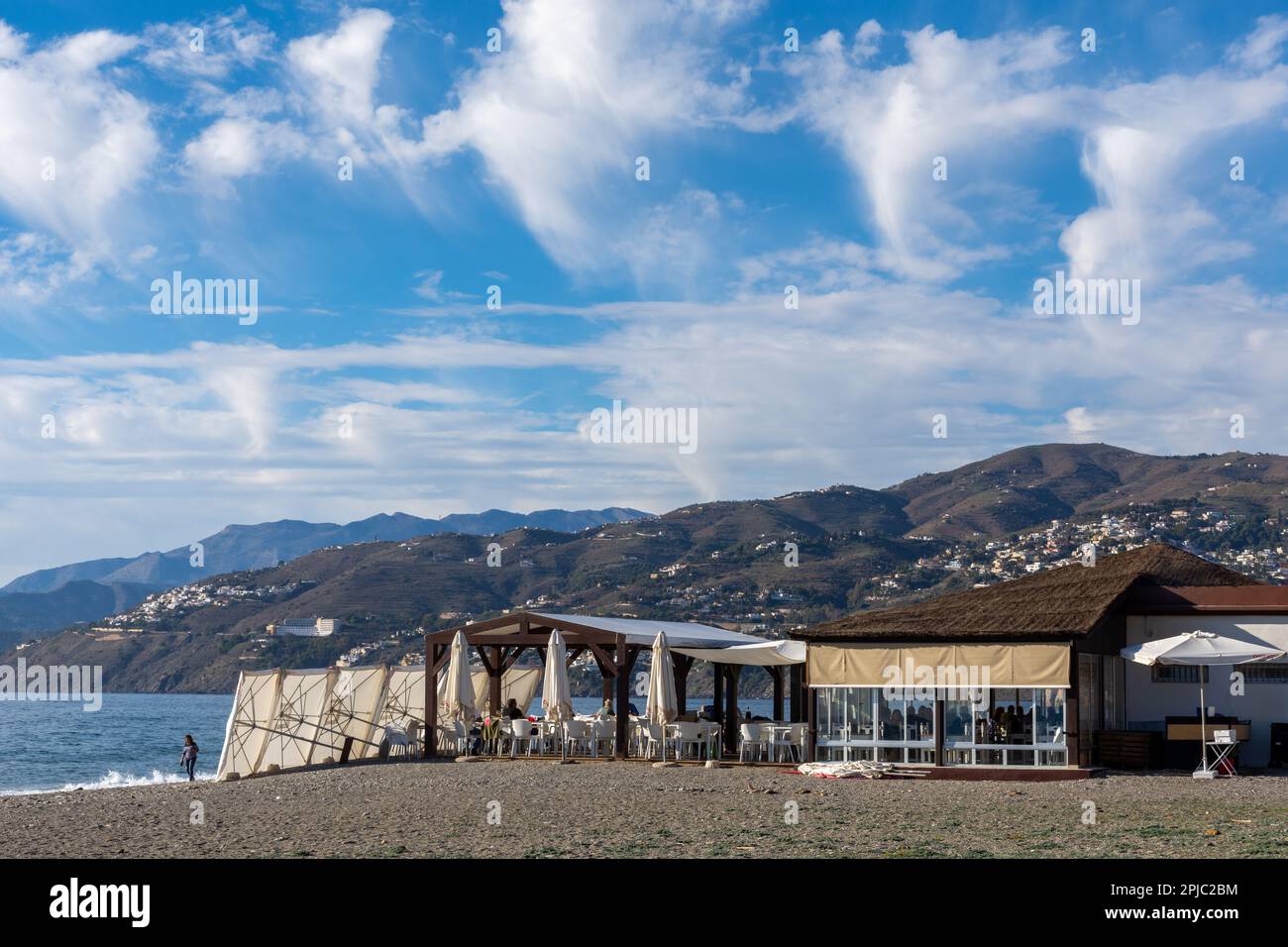 Salobreña, Espagne; janvier-11, 2023: Vue d'un chiringuito typique sur une plage sur la côte de Grenade (Espagne) avec les gens mangeant au bord de la mer Banque D'Images