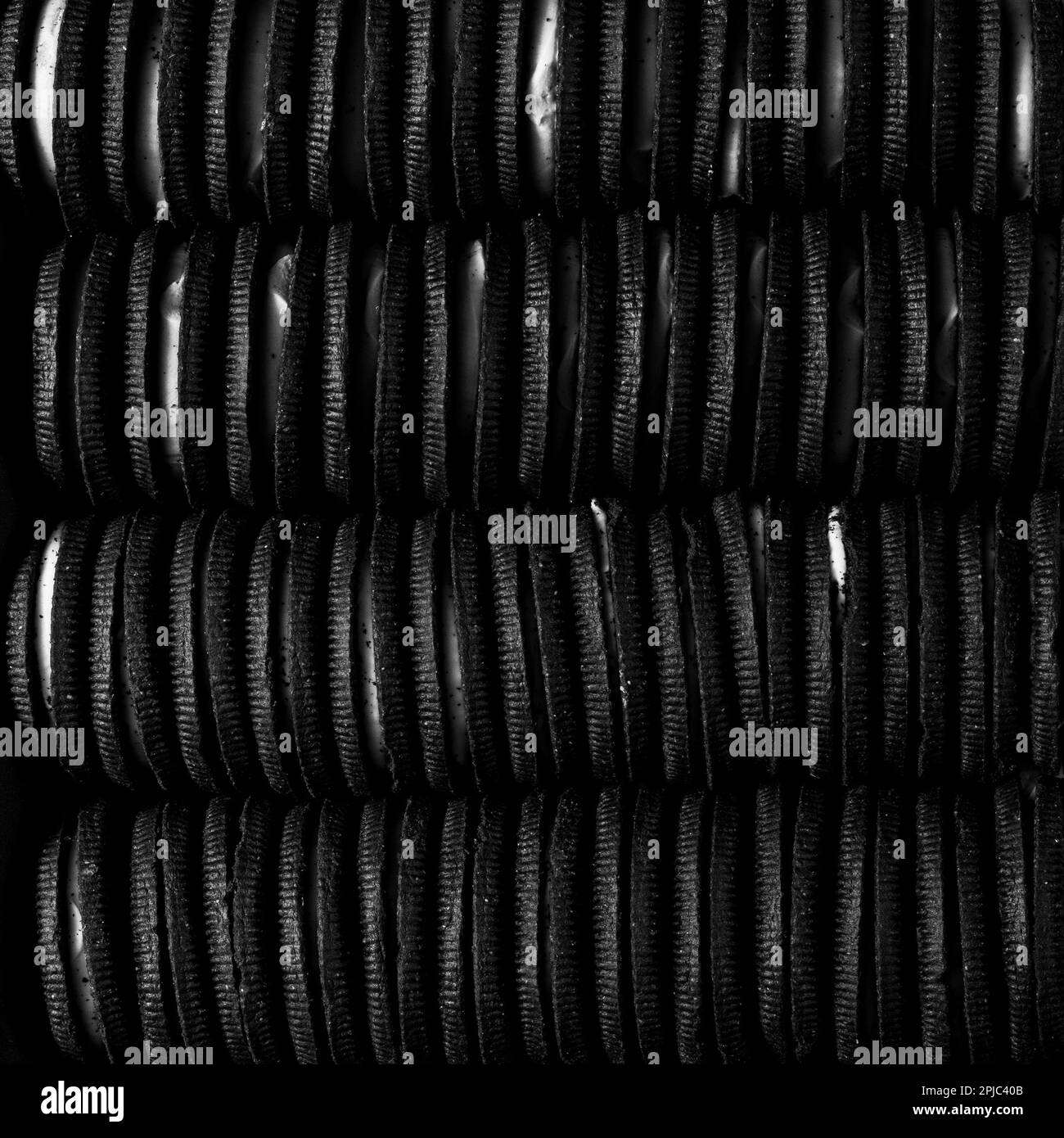 Biscuits de cachets au chocolat avec centres de crème Banque D'Images