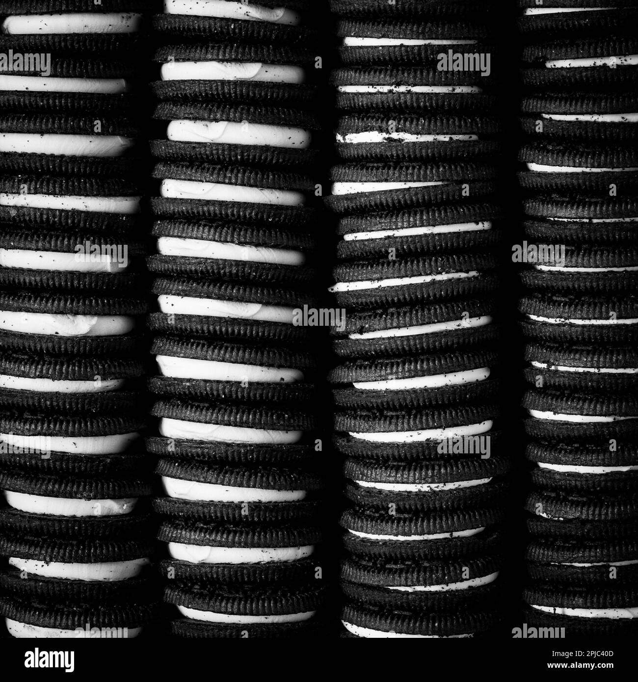 Biscuits de cachets au chocolat avec centres de crème Banque D'Images