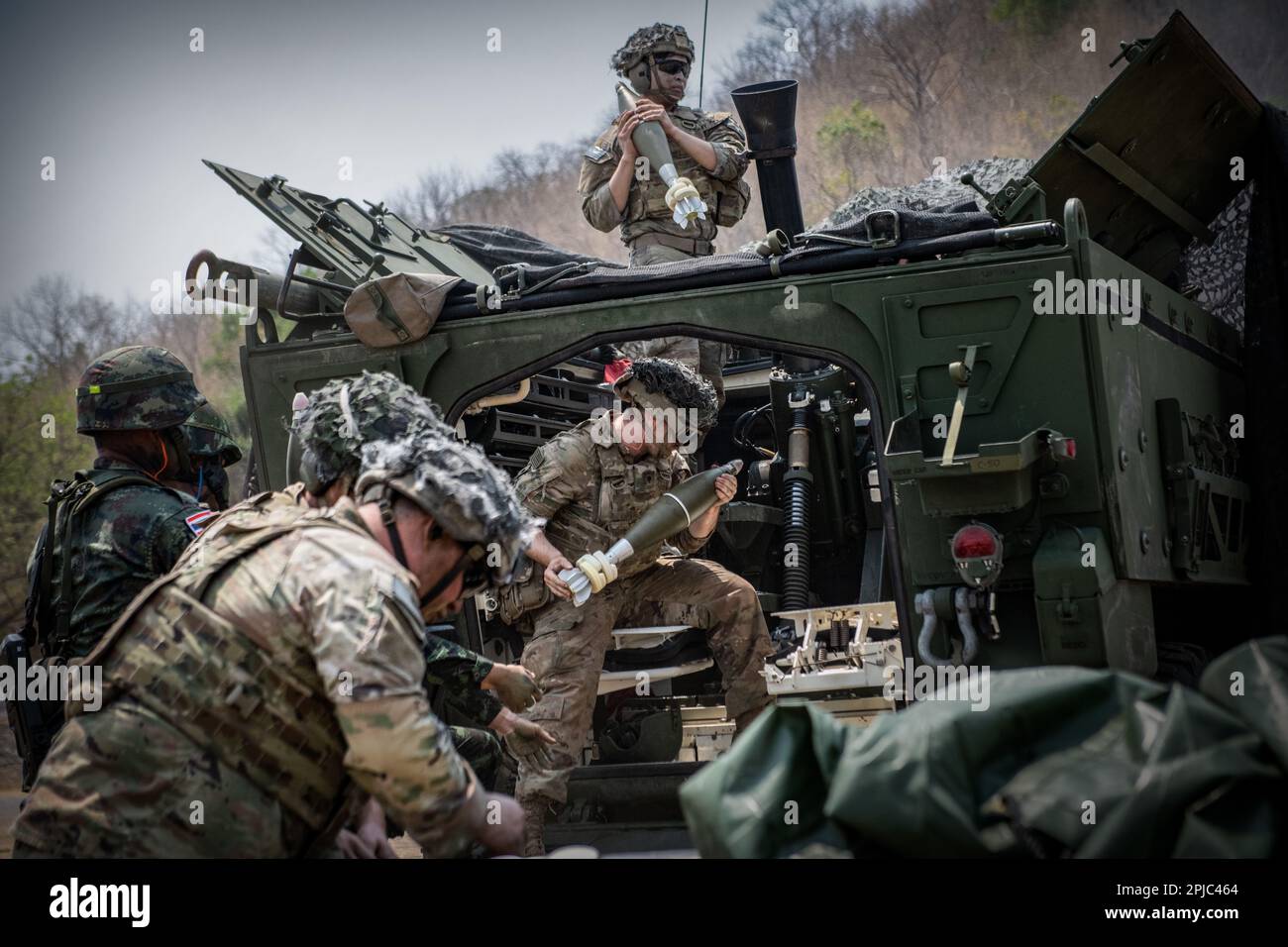 ÉTATS-UNIS Les soldats de l'armée avec l'équipe de combat de la Brigade Stryker 1-2, la division d'infanterie 7th et les soldats de l'armée royale thaïlandaise travaillent ensemble pour tirer un mortier de 120mm d'un américain Armée Stryker pendant l'exercice Cobra Gold 2023, près de lop Buri, Royaume de Thaïlande, 3 mars 2023. Cobra Gold permet aux États-Unis et au Royaume de Thaïlande de s'entraîner côte à côte et renforce notre relation de longue date avec le Royaume de Thaïlande. Cobra Gold, qui en est à ses 42nd ans, est un événement de formation co-parrainé entre la Thaïlande et les États-Unis qui s'appuie sur l'amitié de longue date entre les deux nations alliées et qui rassemble une multinationale robuste Banque D'Images